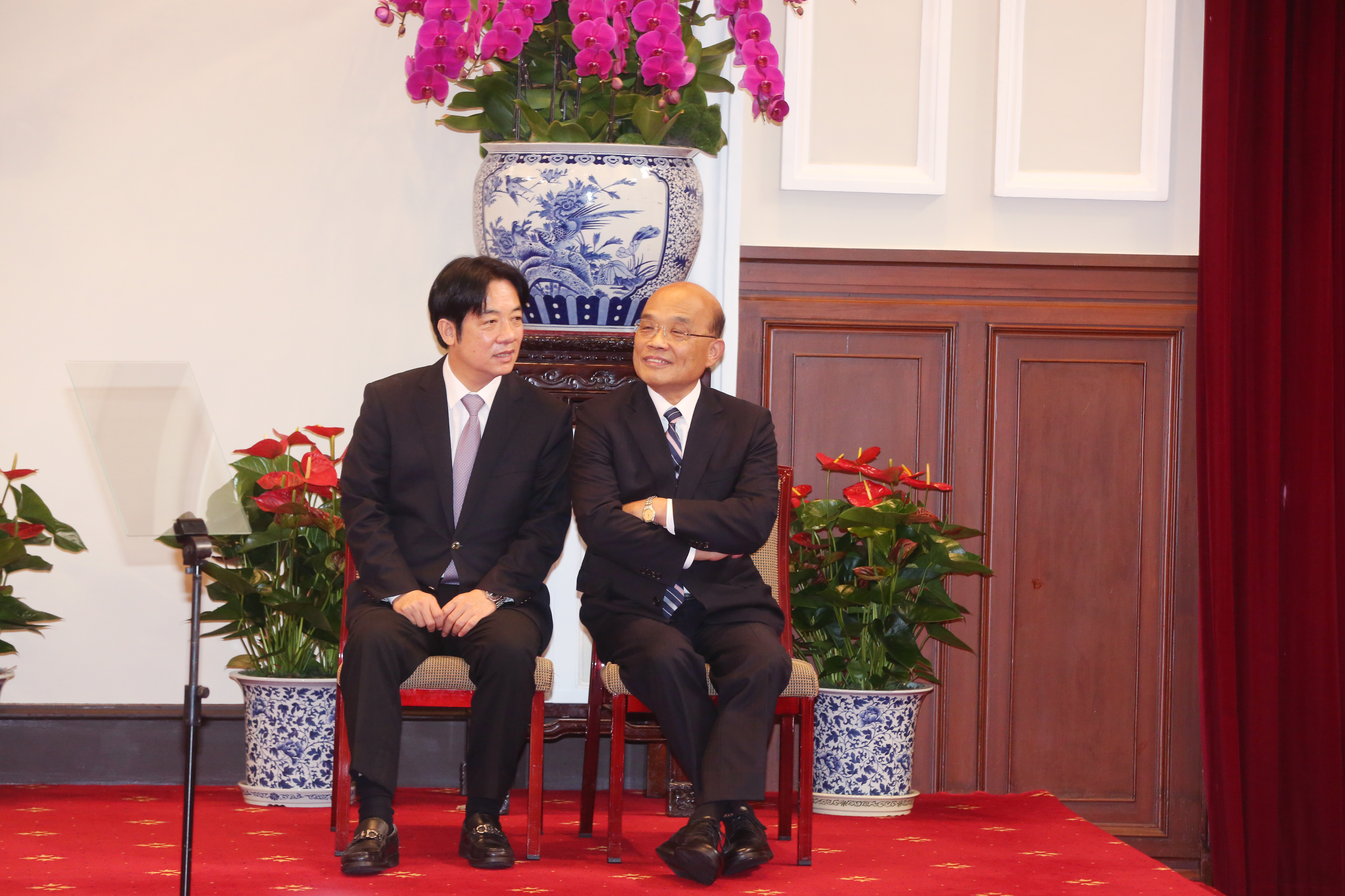 賴清德（左）提出內閣總辭後，總統蔡英文隨即宣布將由前行政院長蘇貞昌（右）回鍋再次接任閣揆。