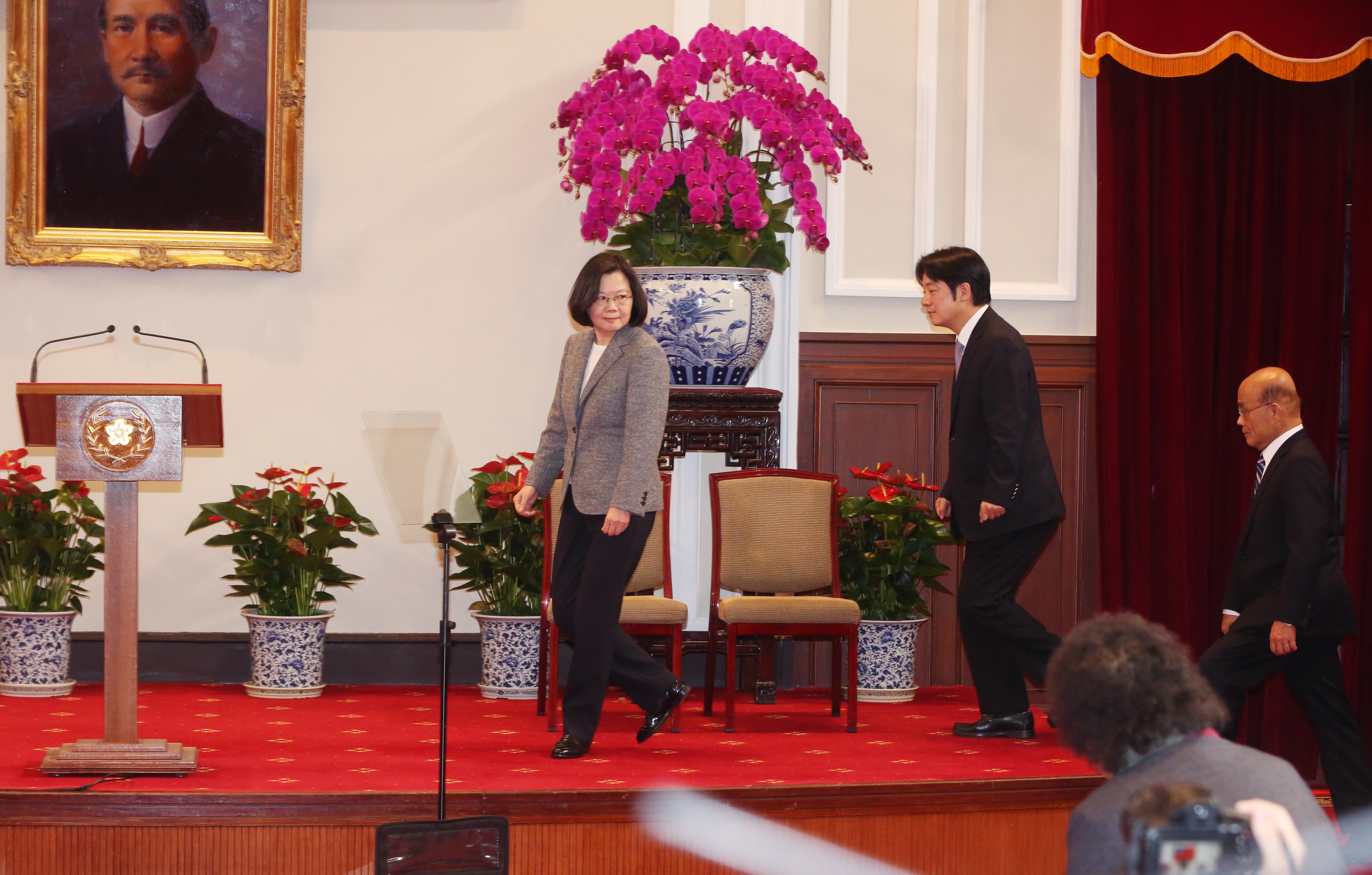 行政院長賴清德（中）11日上午率內閣總辭，總統蔡英文11點隨即在總統府開記者會宣布，由前行政院院長蘇貞昌回鍋擔任閣揆。（翻攝自總統府臉書）