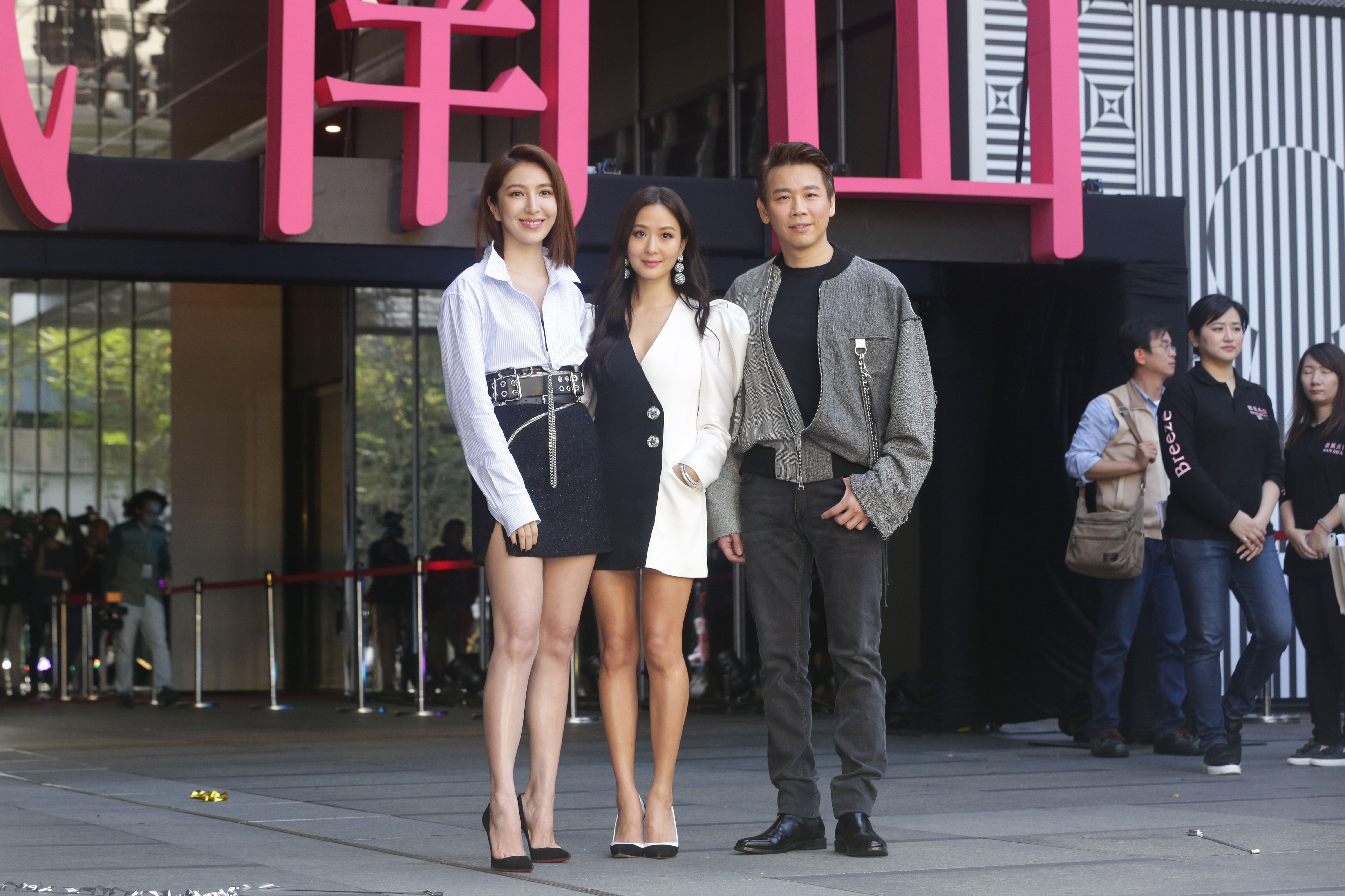 微風南山開幕，邀來楊謹華（左起），孫芸芸、陶喆站台剪綵。