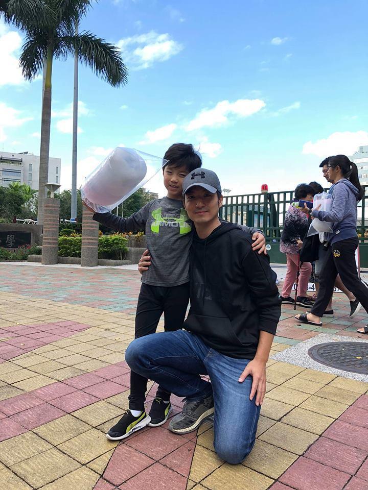 蔣萬安與兒子。（翻攝自蔣萬安臉書）
