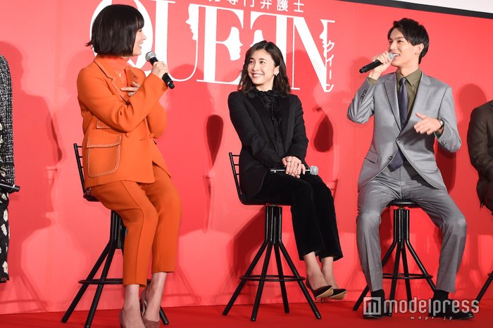 中川大志（右二）說自己剛滿20歲就接到27歲的角色，穿上西裝演出菁英律師讓他覺得開心又新鮮。（翻攝自modelpress網站）