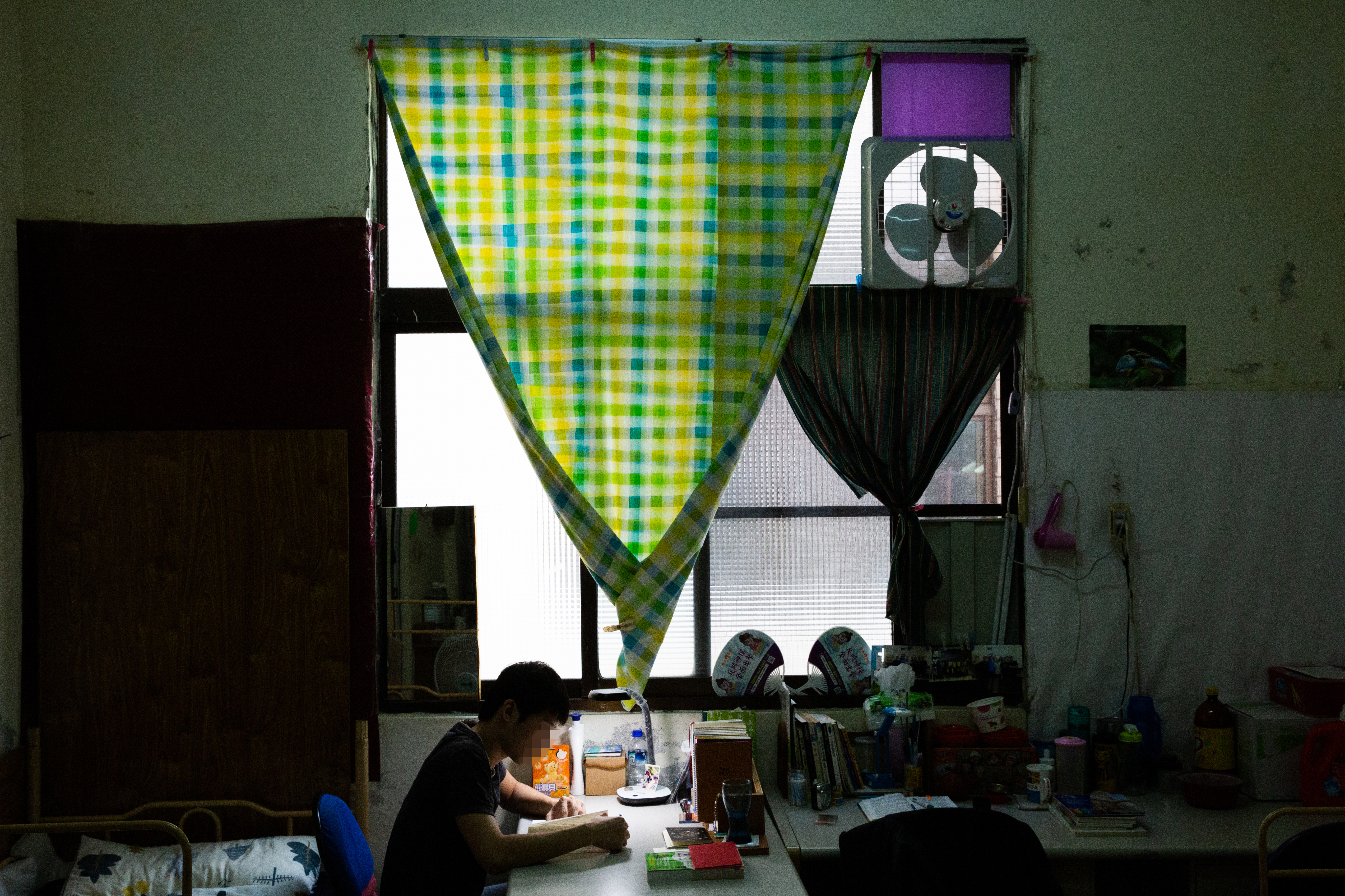 在戒毒村裡，室內唯一的休閒是閱讀。受訪者黃宜宏說，大家偶爾還是會聊往事，不怕聊多了又懷念起吸毒的感覺嗎？他說：「所以室友也是會安排讓老兵搭配菜鳥啦。」