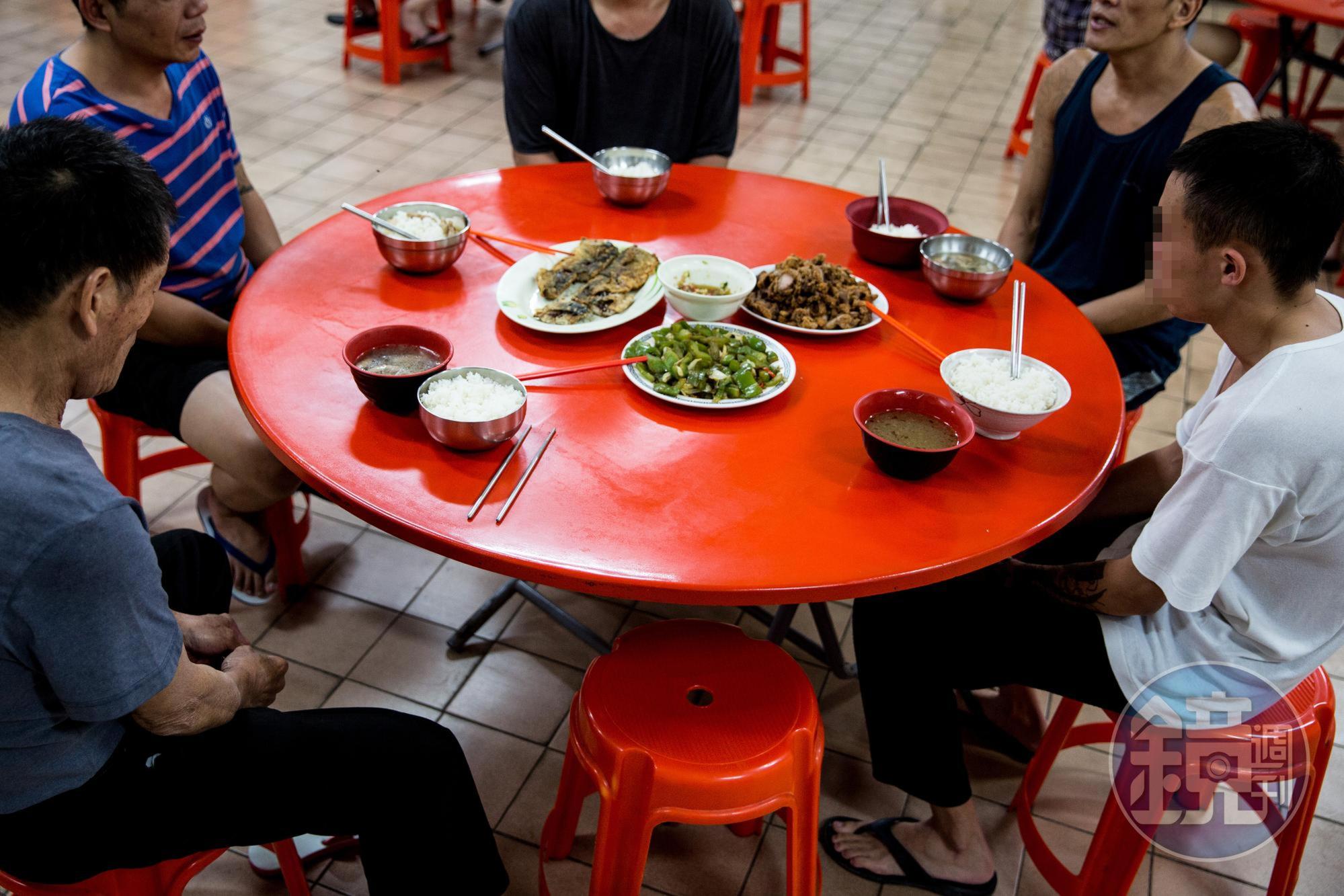 在戒毒村,餐前都要唱歌、禱告。那狀況其實很微妙,因為只是做做樣子的人並不在少數,但來日方長,先有個樣子,都是好事。