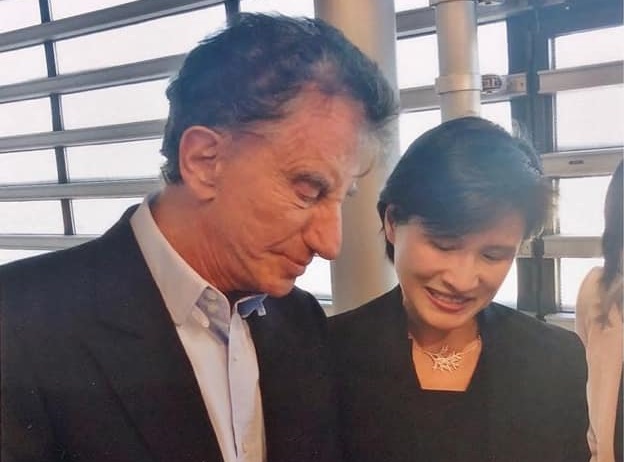 文化部長鄭麗君（右）表示，總辭後將離開政府團隊，重新回到民間。（取自鄭麗君臉書）