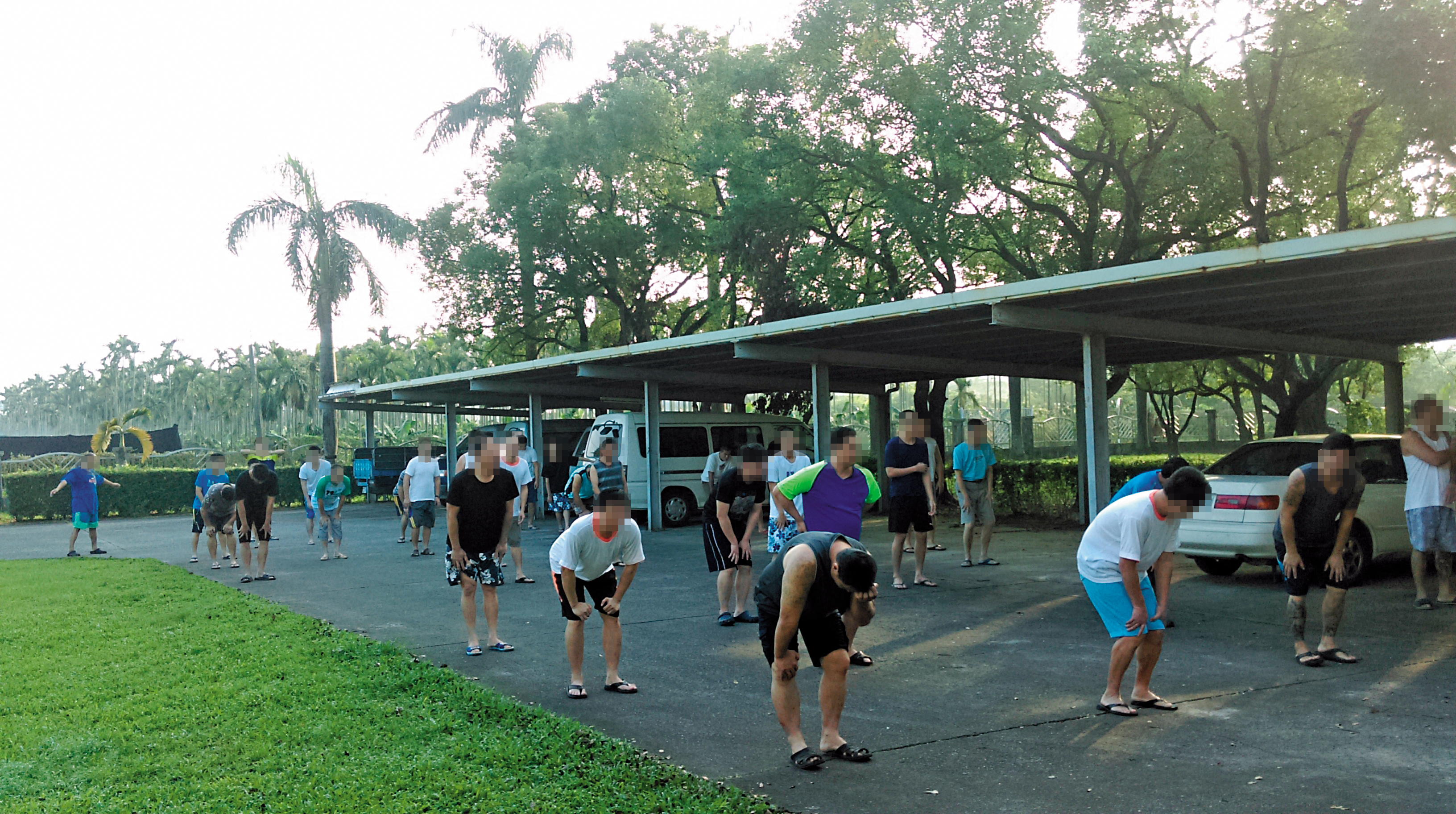 戒毒村每日早起都要做早操，8點開始上課，規律節奏如軍人生活。（劉民和提供）