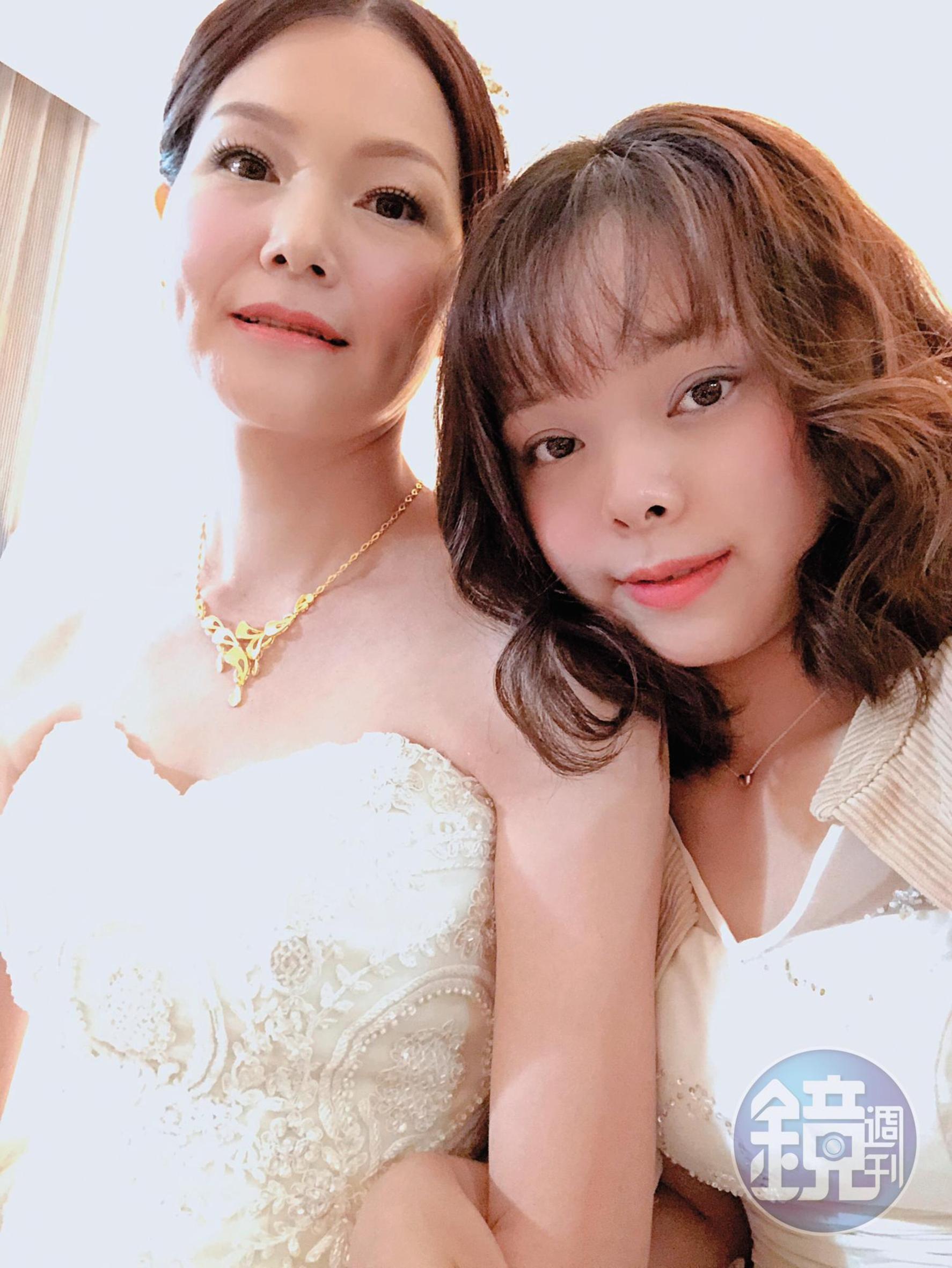 詹秀娟(左)於去年9月結婚,曾經因吸毒而忽視的女兒詹淑維(右),還當她的伴娘。(詹秀娟提供)