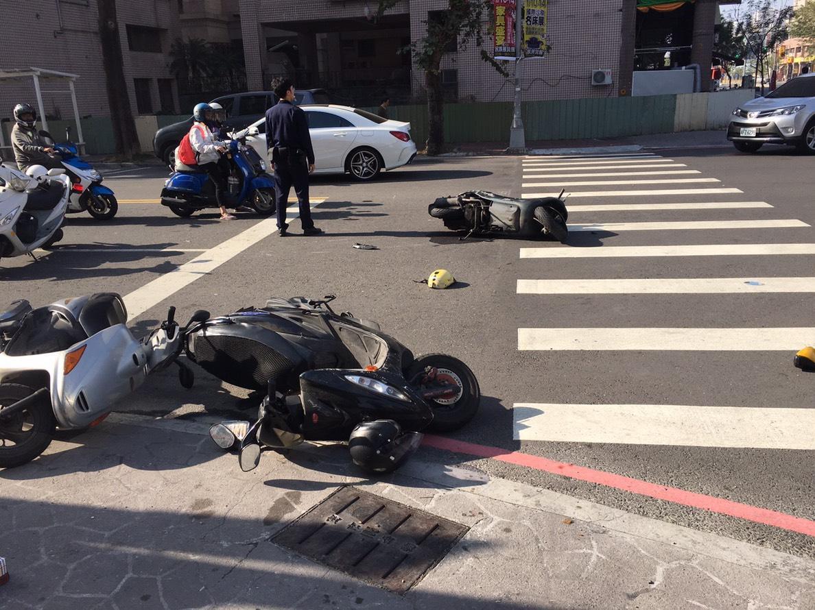 5輛機車停等紅燈無辜遭暴衝小黃衝撞,所幸騎士只受到擦傷、挫傷。(警方提供)