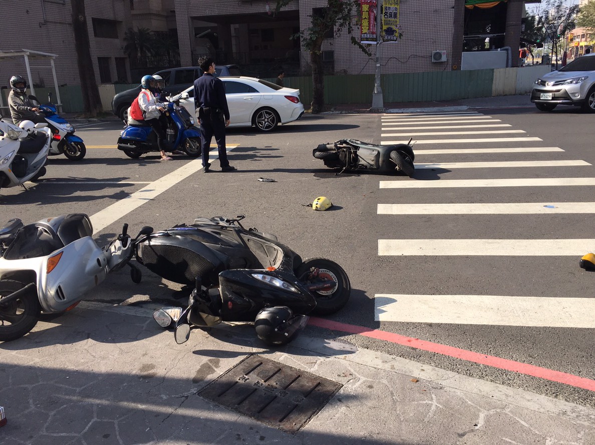 5輛機車停等紅燈無辜遭暴衝小黃衝撞，所幸騎士只受到擦傷、挫傷。（警方提供）