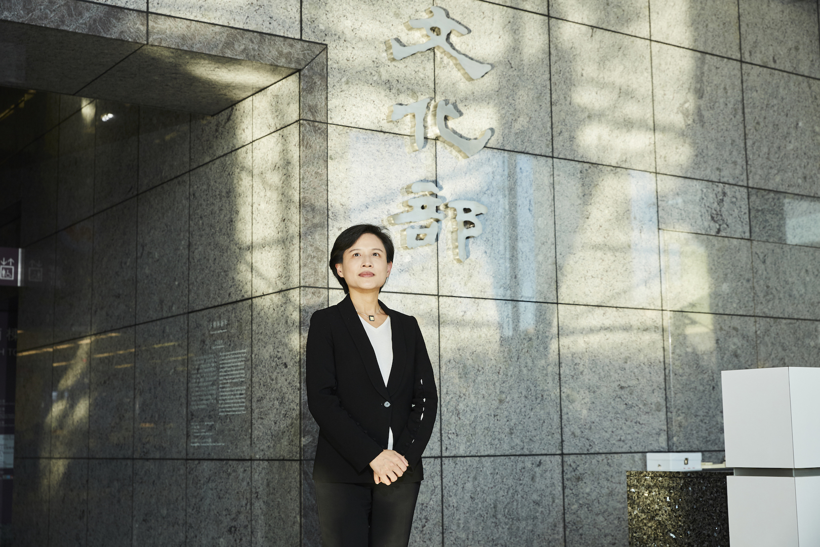 昨日，行政院長賴清德終於通過在行政院「喬」了一年多的《文化基本法》，但隨著今日內閣總辭，文化部長鄭麗君也丟下「不留任」的震撼彈。