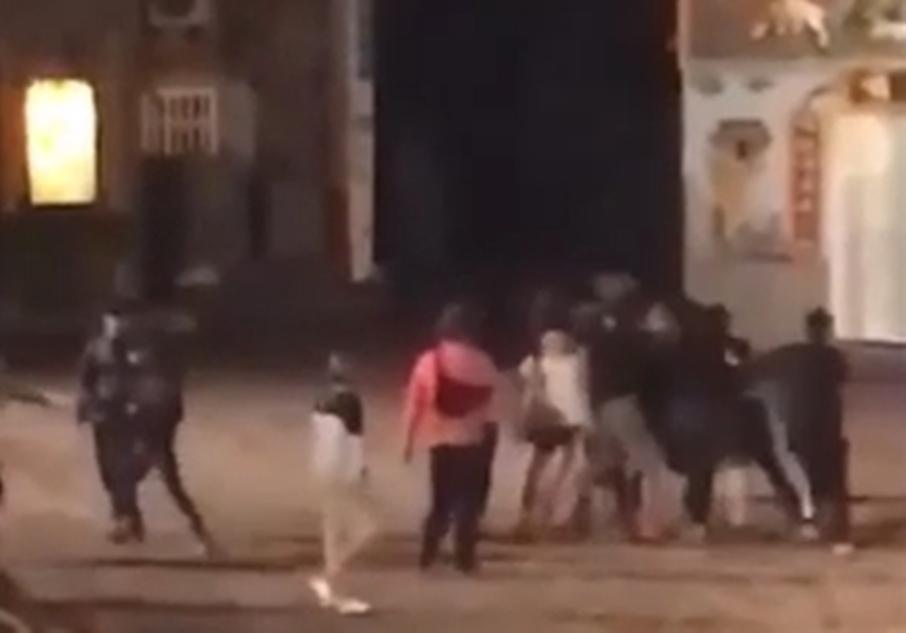 雙方一言不合大打出手,看黑衣青少年膽識過人,1打數十人,有網友笑稱是恆春葉問。(翻攝自黑色豪門企業)