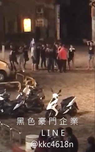 黑色豪門企業PO出一段影片，疑似在廟前廣場談判，1人對數十人鬥毆。（翻攝自黑色豪門企業）