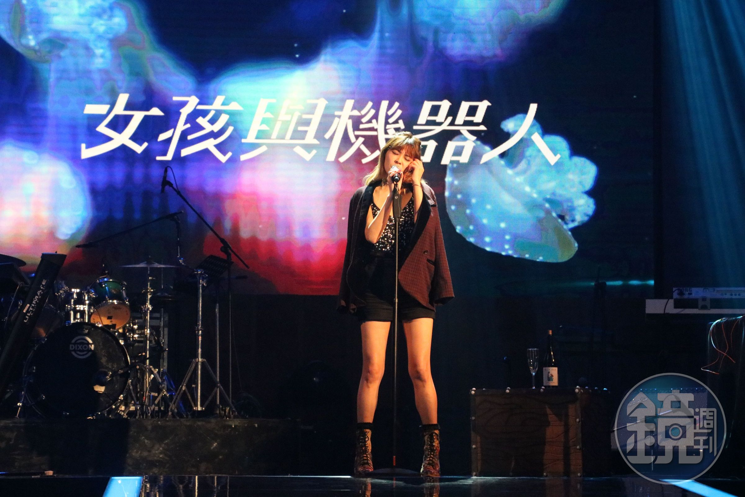 女孩與機器人經歷一段換團員的歲月，女孩與機器人在節目中演唱了《要得快樂在昨天》。（公視提供）