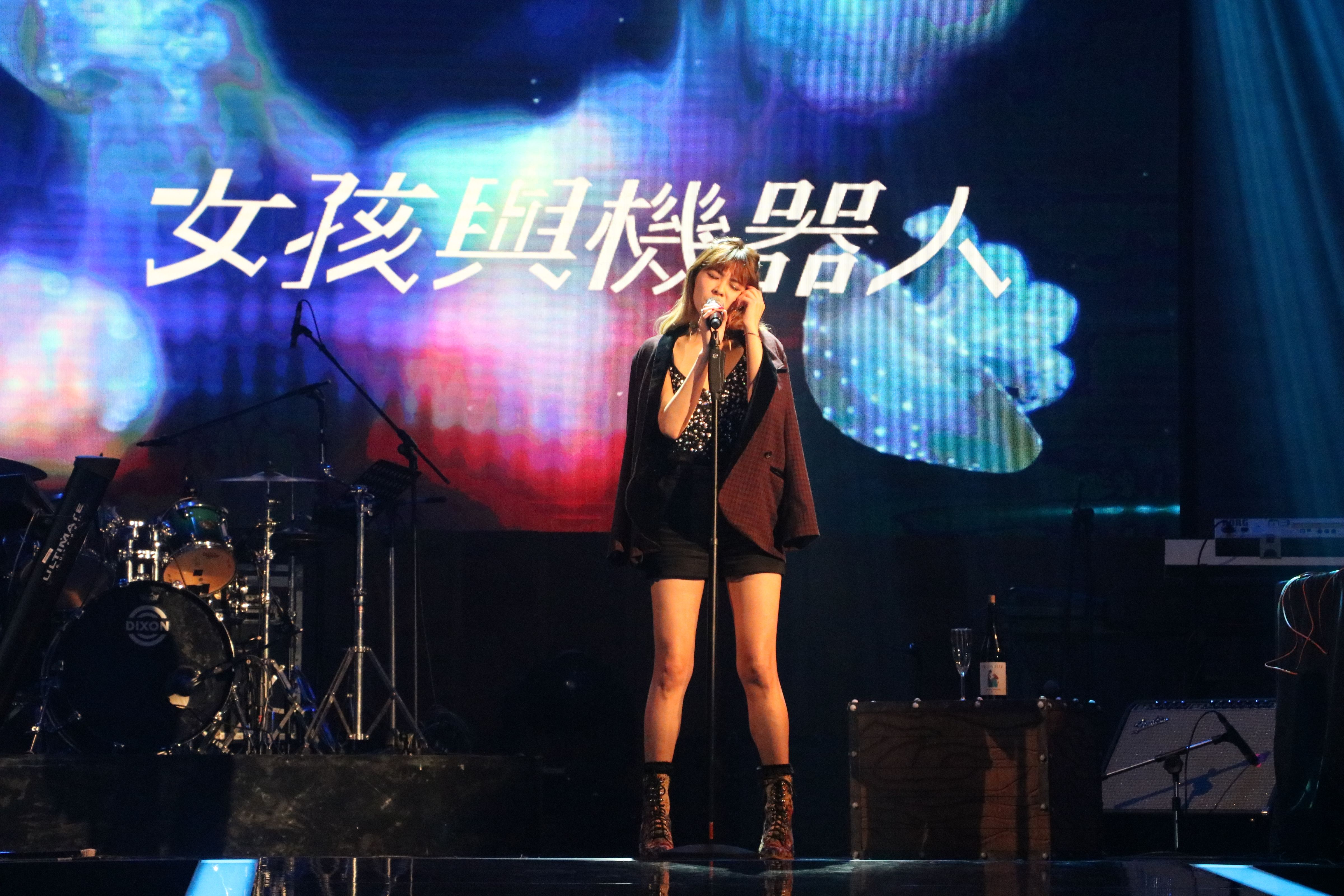 女孩與機器人經歷一段換團員的歲月，女孩與機器人在節目中演唱了《要得快樂在昨天》。（公視提供）