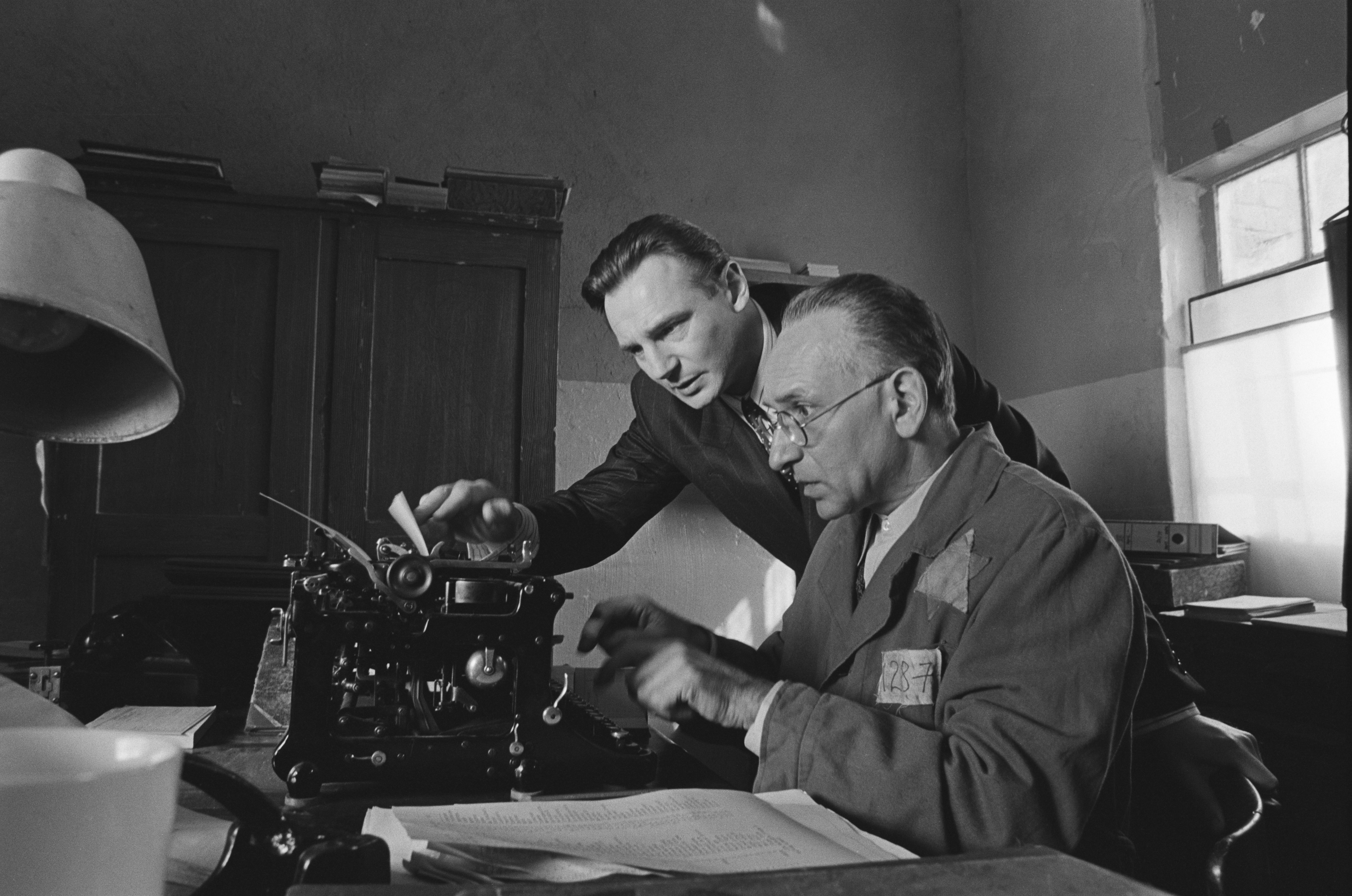 「地表最強老爸」連恩尼遜（左），25年前被史匹柏慧眼獨具，找來跟奧斯卡影帝班金斯利搭檔，演出《辛德勒的名單》。（UIP提供）