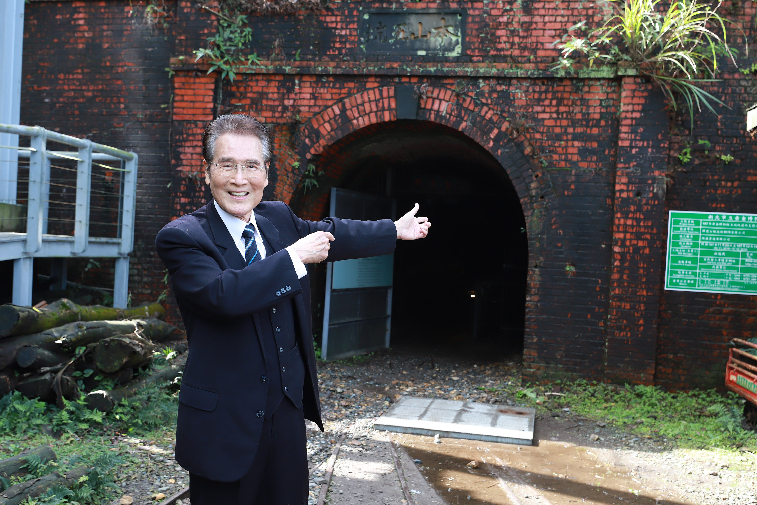 資深藝人石英展現聲優魅力，娓娓訴說礦山故事。（民視提供）