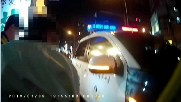 阮男（圖左）被捕之後，驚呼台灣人真熱心。（警方提供）