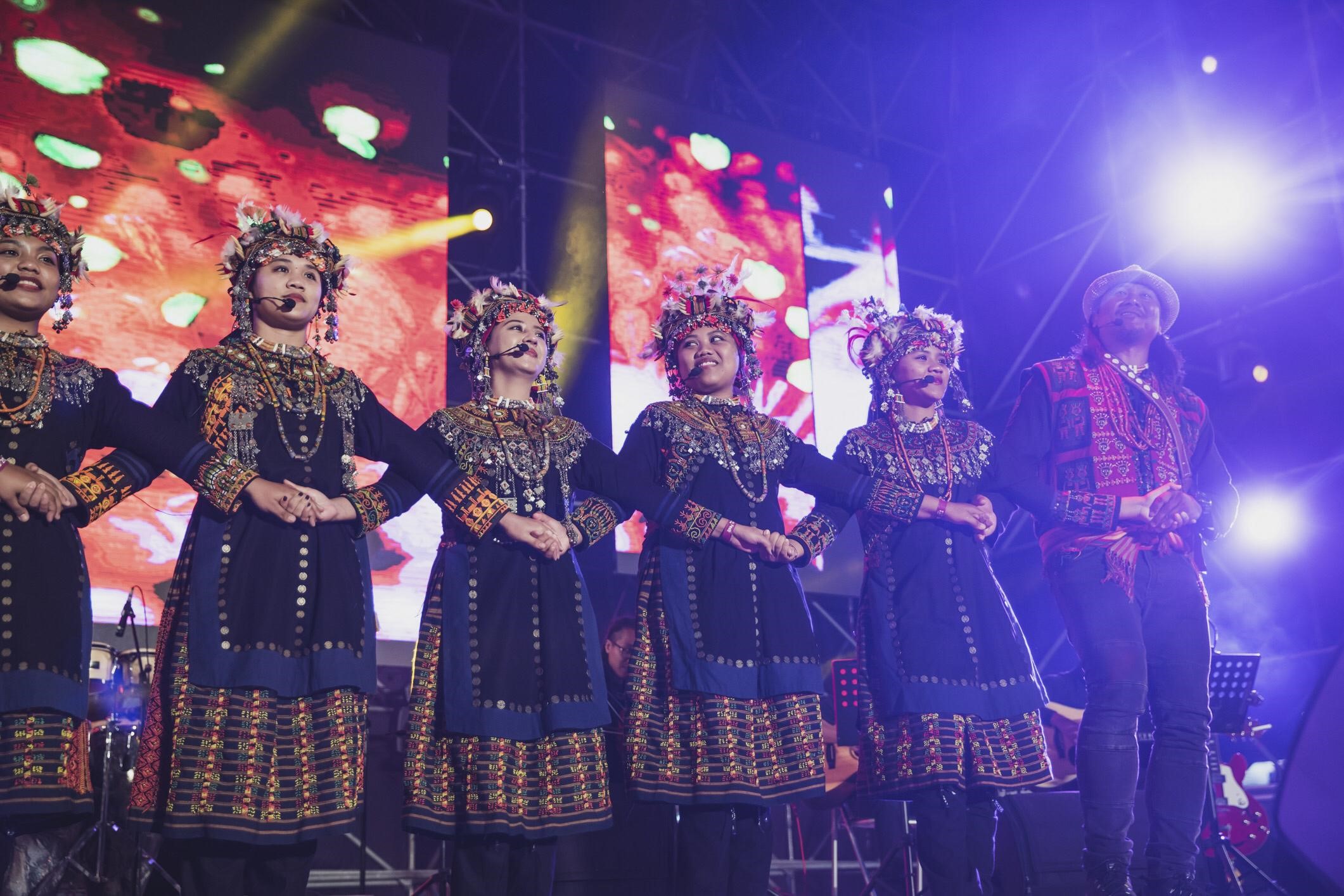 泰武古謠傳唱在「世界音樂節@台灣」帶動全場氣氛，今年還成為首支受邀WOMAD音樂節演出的台灣團體，官方網站也提前宣傳介紹。（風潮提供）