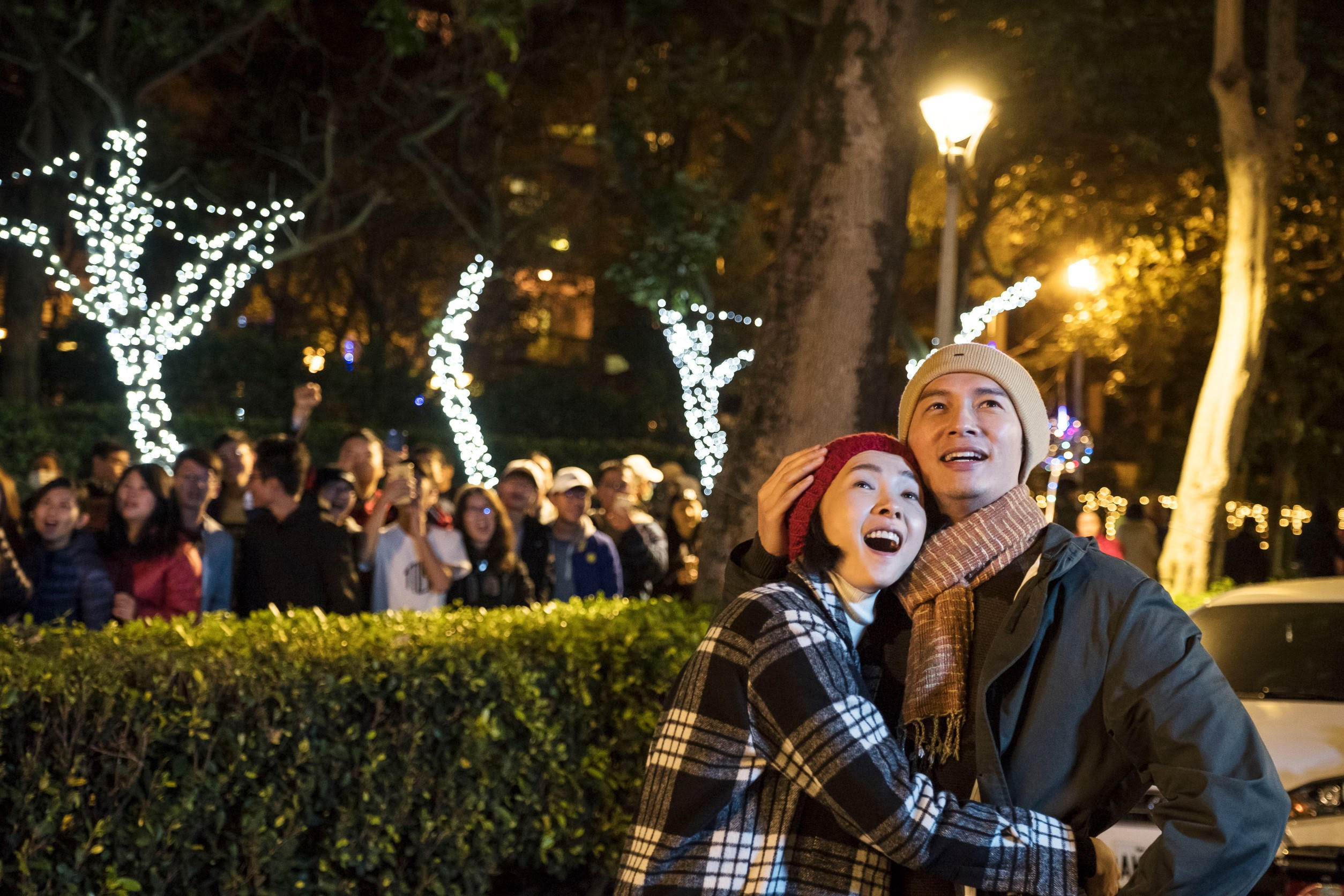 《雙城故事》去年在台北跨年晚會取景，在101大樓前公園曾珮瑜跟溫昇豪留下經典畫面。（民視提供）