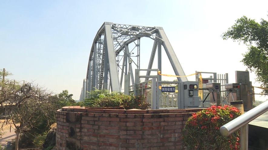 高雄知名觀光景點舊鐵橋，10號晚間驚傳有人上吊輕生，幕後真相竟是長照悲劇。（警方提供）