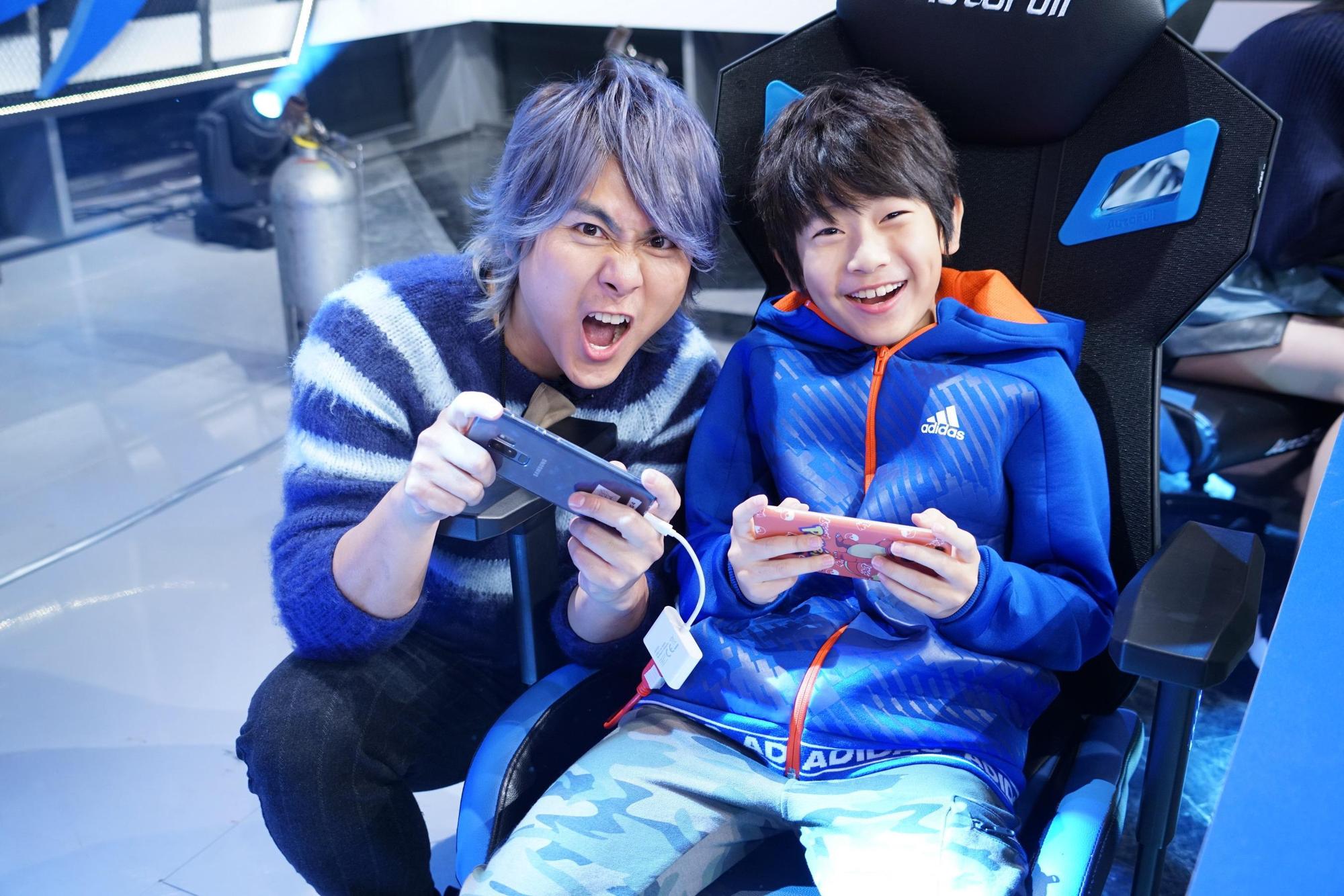 王仁甫打GAME總是輸給KID，連兒子YAYA都看不下去。（狼谷娛樂提供）
