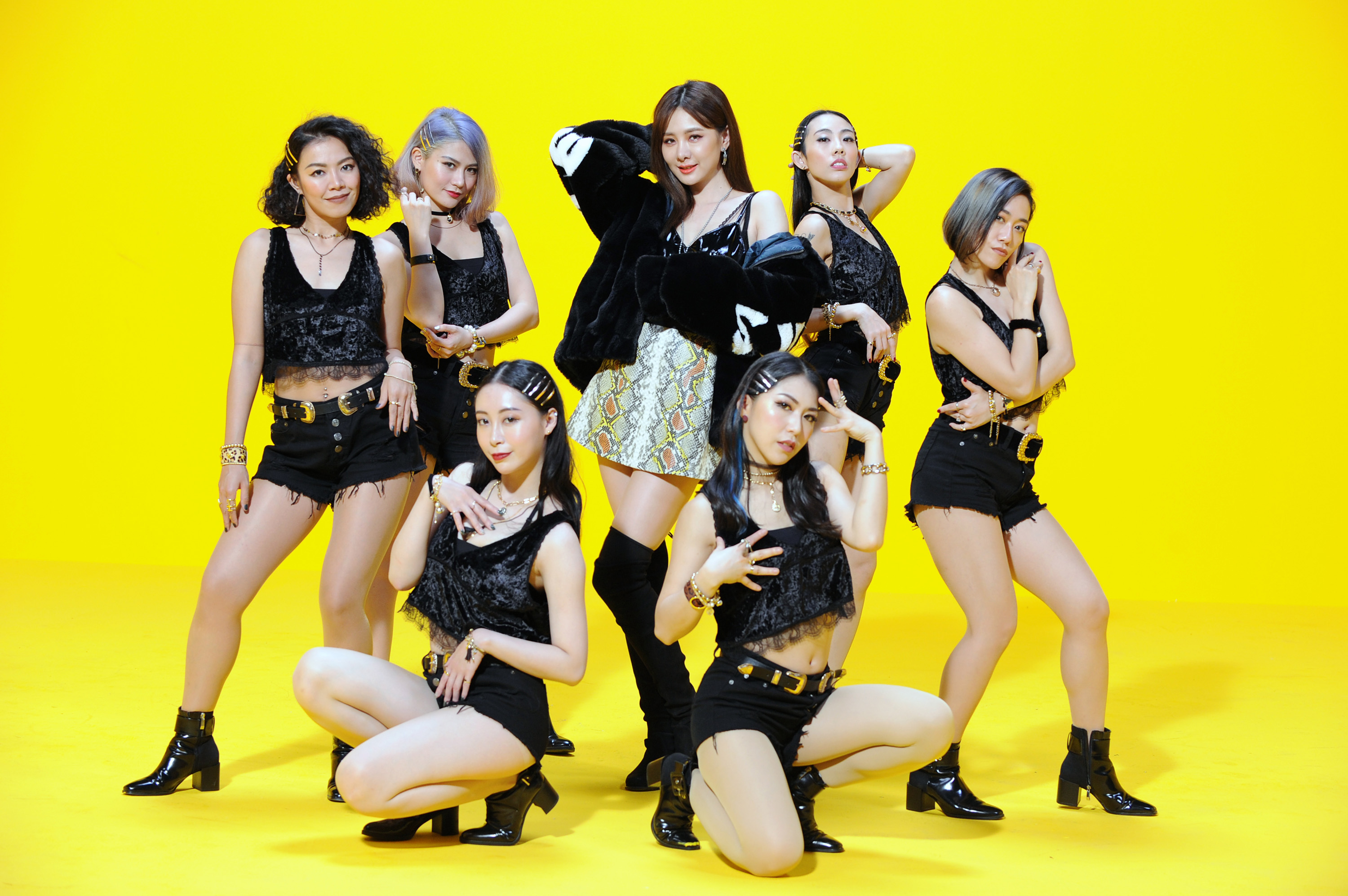 安心亞11日推出新歌〈Chillaxing〉，拍MV時搞怪入鏡打造ㄎㄧㄤ時尚概念。（環球提供）