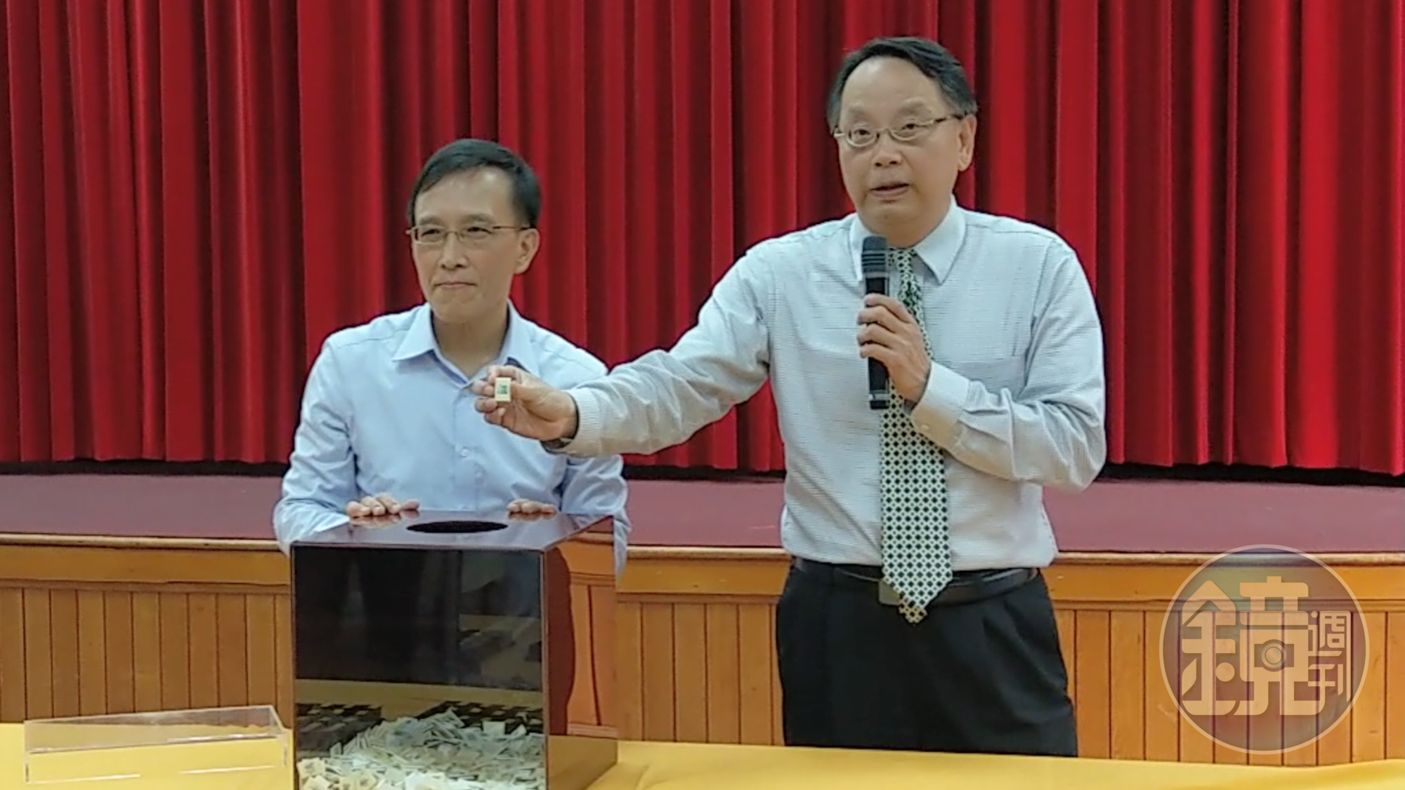 前總統馬英九洩密案更一審抽籤,高院庭長周政達(右)宣布由張惠立庭長中籤承審。