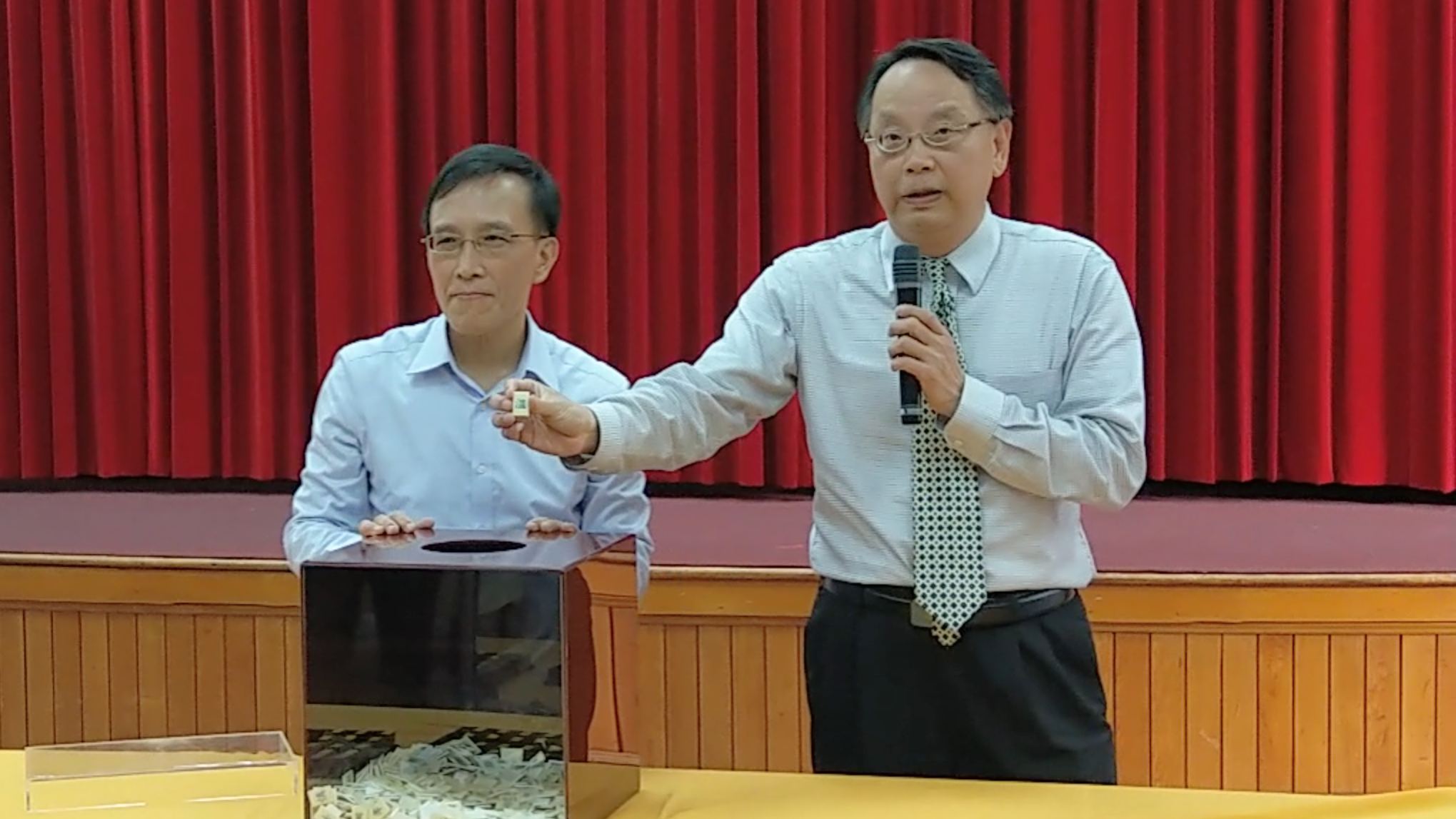 前總統馬英九洩密案更一審抽籤，高院庭長周政達（右）宣布由張惠立庭長中籤承審。