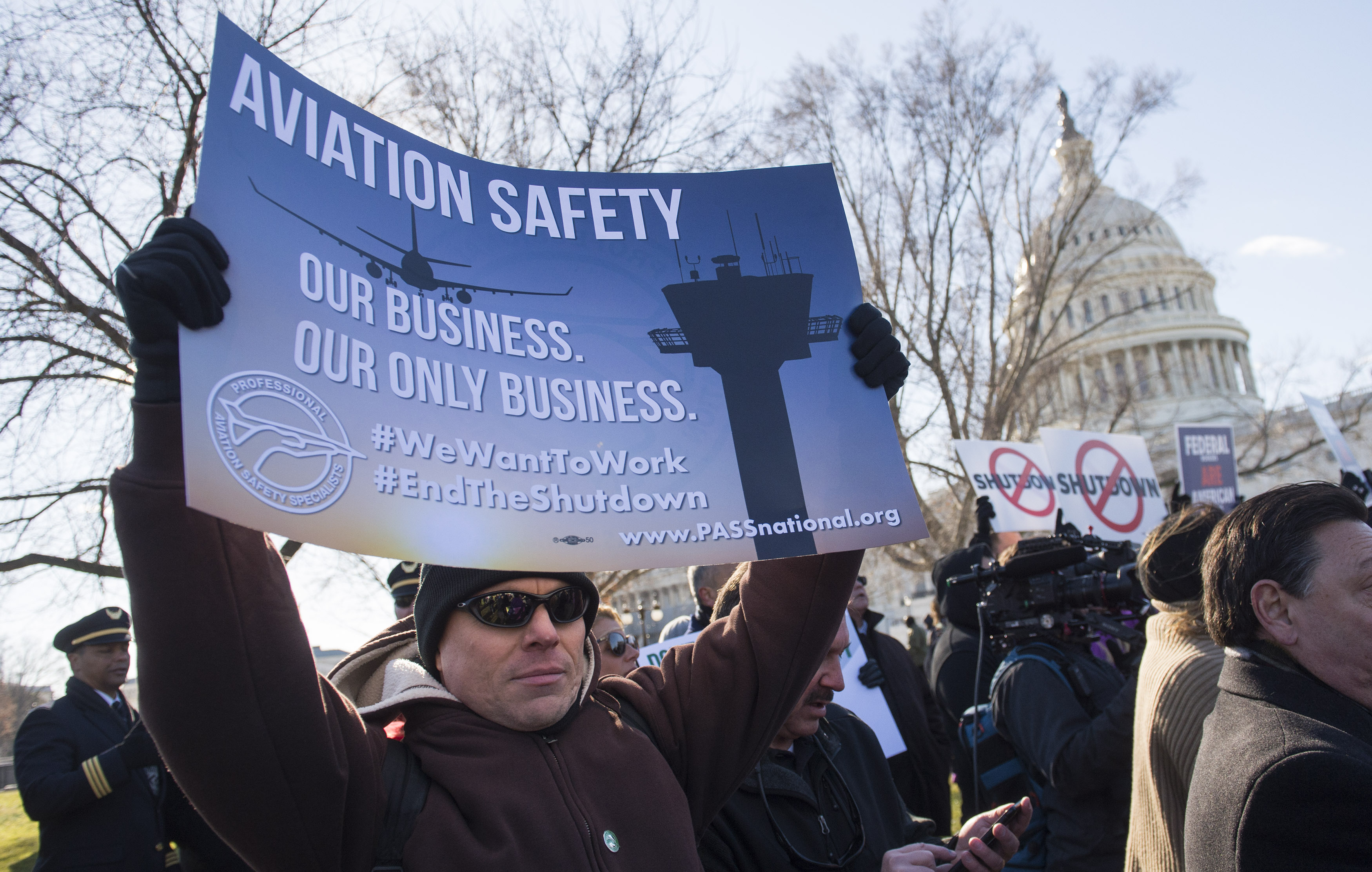 包括航管人員在內的聯邦雇員，10日在華府抗議政府關門。（東方IC）