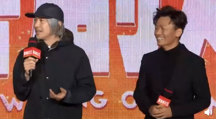 周星馳新片《新喜劇之王》在北京舉行發佈會，男主角為王寶強。（翻攝新浪娛樂）