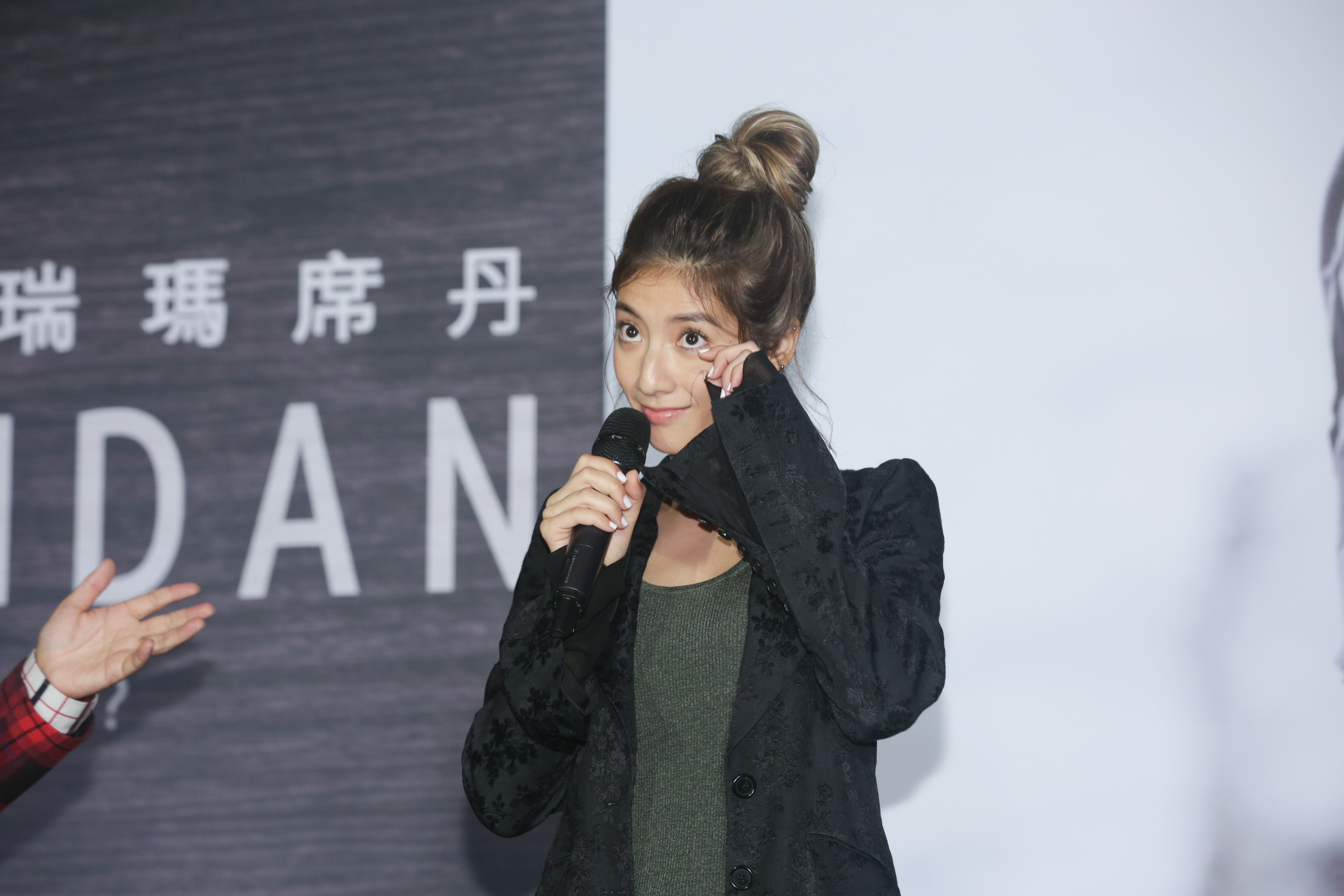 瑞瑪席丹在記者會唱新歌，她坦言面對群眾開口還是有壓力。