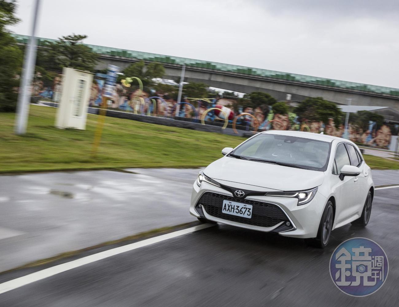Auris的底盤相較於之前的TOYOTA車款雖然「動感」不少,但整體來說還是兼顧日常使用的平衡型設定,過度操駕時該推的推、該滑的也會滑。