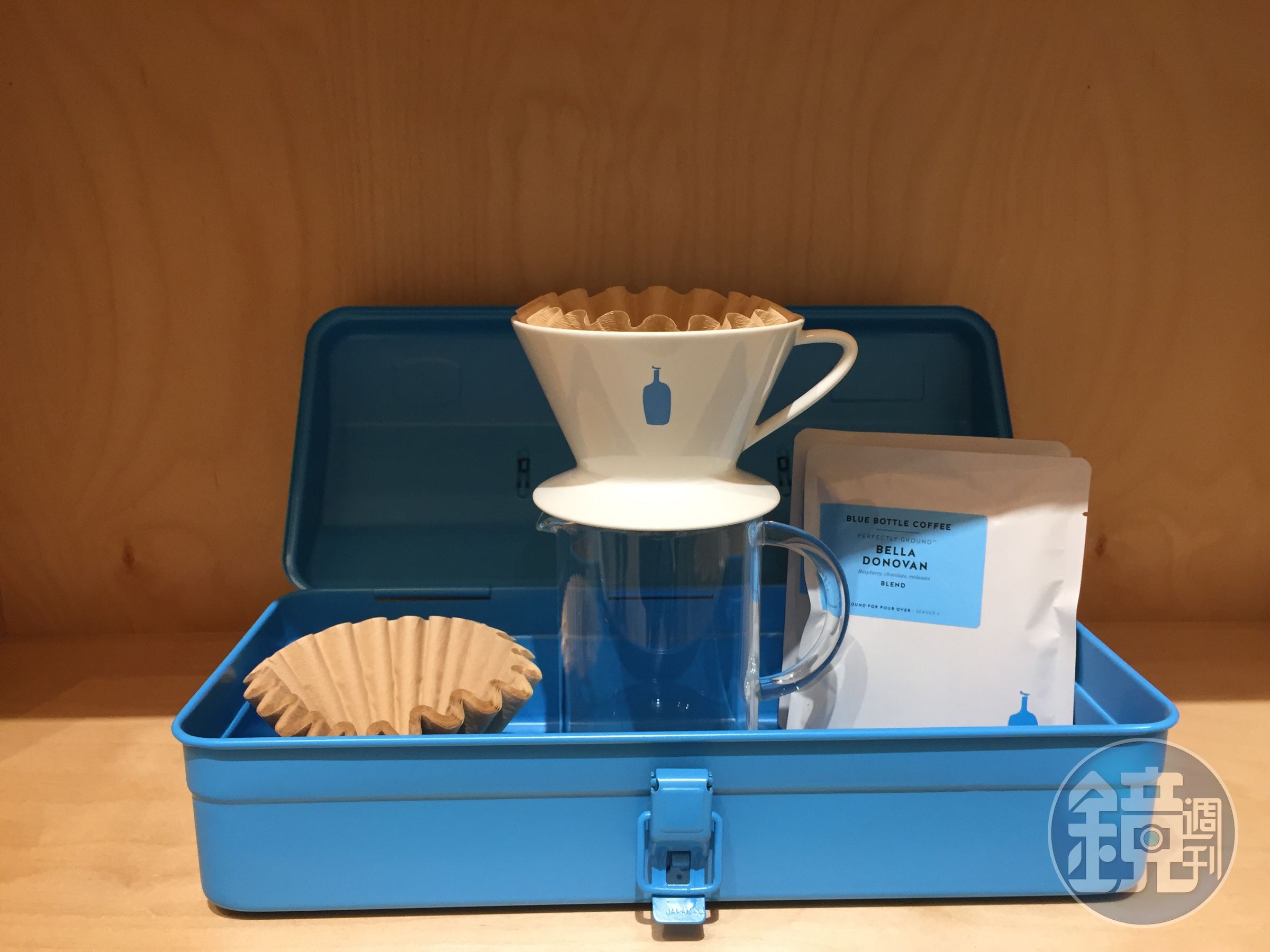 Blue Bottle Coffee藍色工具箱、濾杯、濾紙。