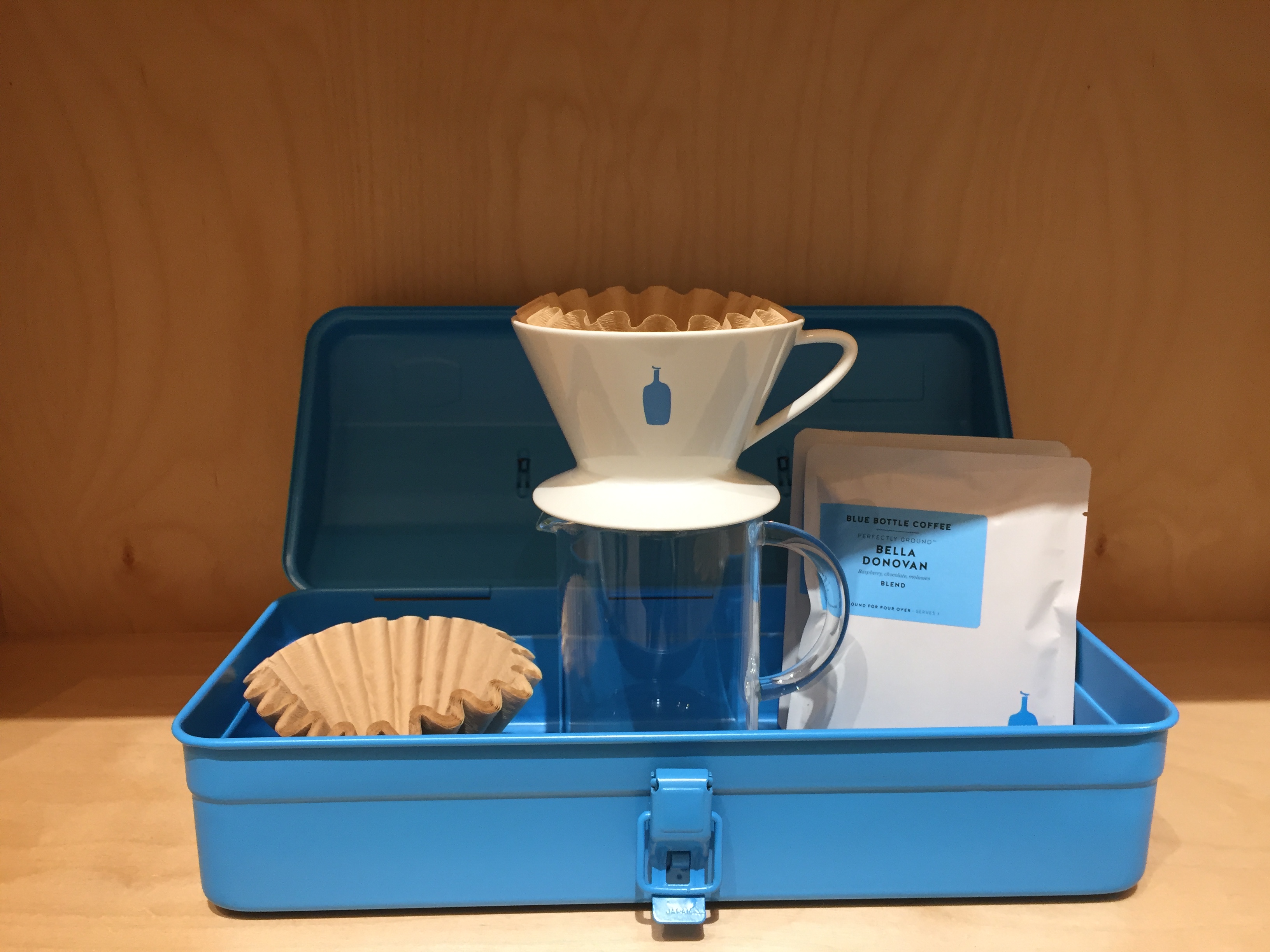 Blue Bottle Coffee藍色工具箱、濾杯、濾紙。