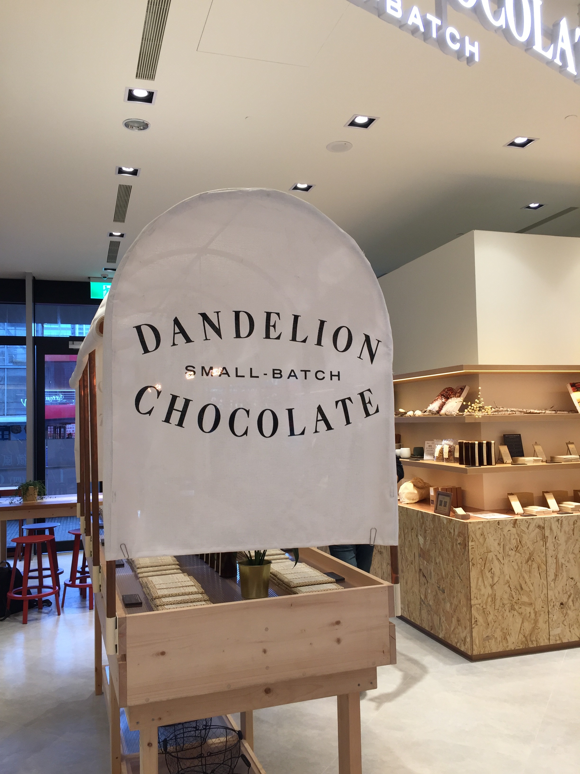 Bean to Bar巧克力品牌「Dandelion Chocolate」以大型白色棚架吸引目光。