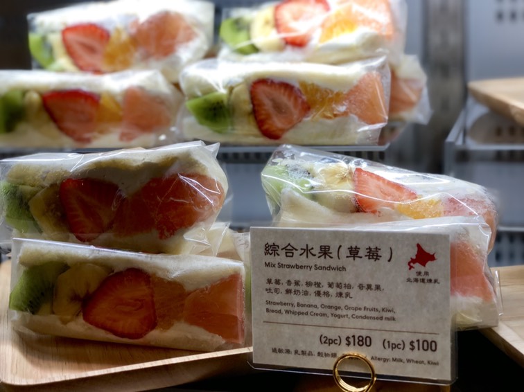 「綜合水果三明治」選用當季新鮮水果。（100元／個）