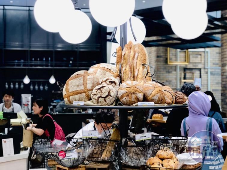 「le Boulanger de Monge」傳統法式麵包，擺在最高處，很難不下手吧！