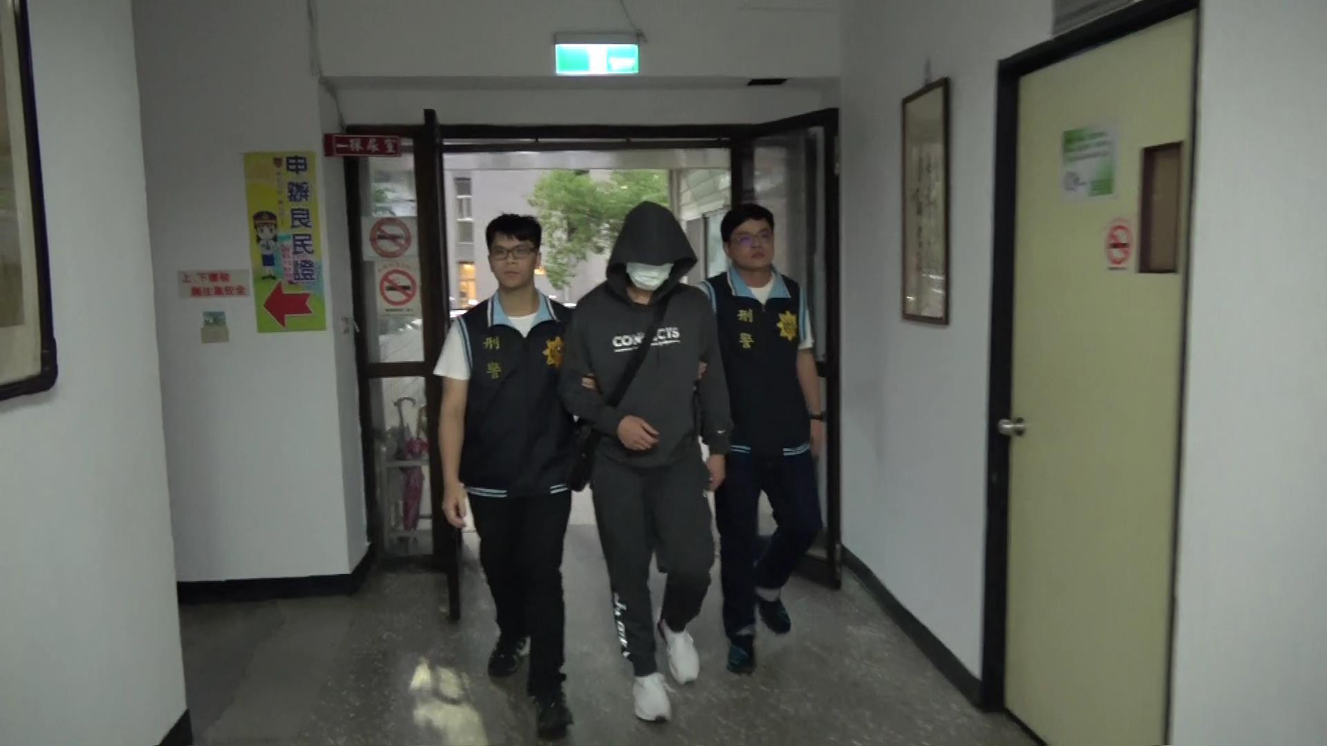 吳嫌搶警車後逃亡17小時，今（11日）下午在律師陪同下投案。（翻攝畫面）