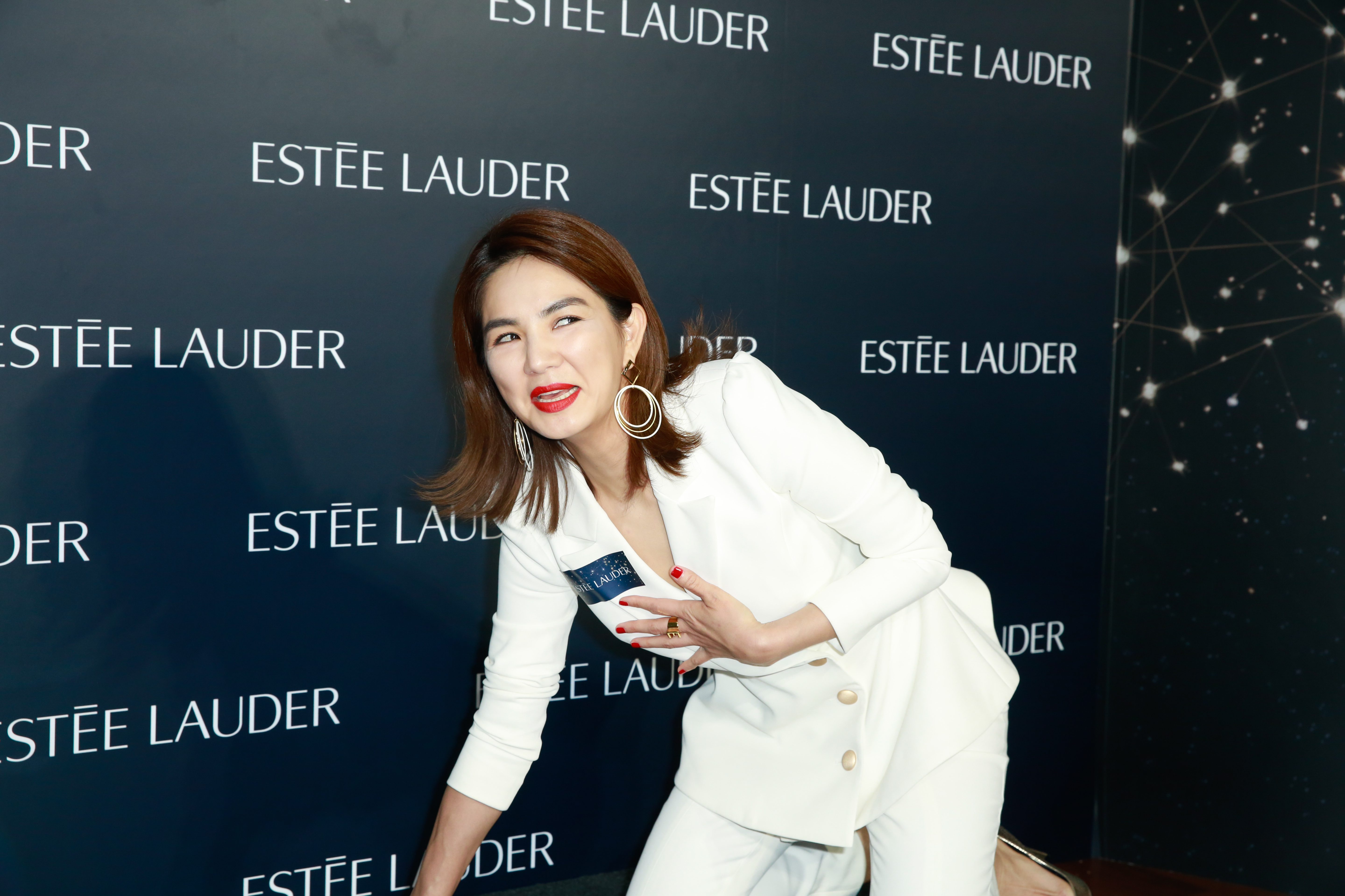 Ella動作大剌剌，不忘遮住深V領口，避免酥胸外露。