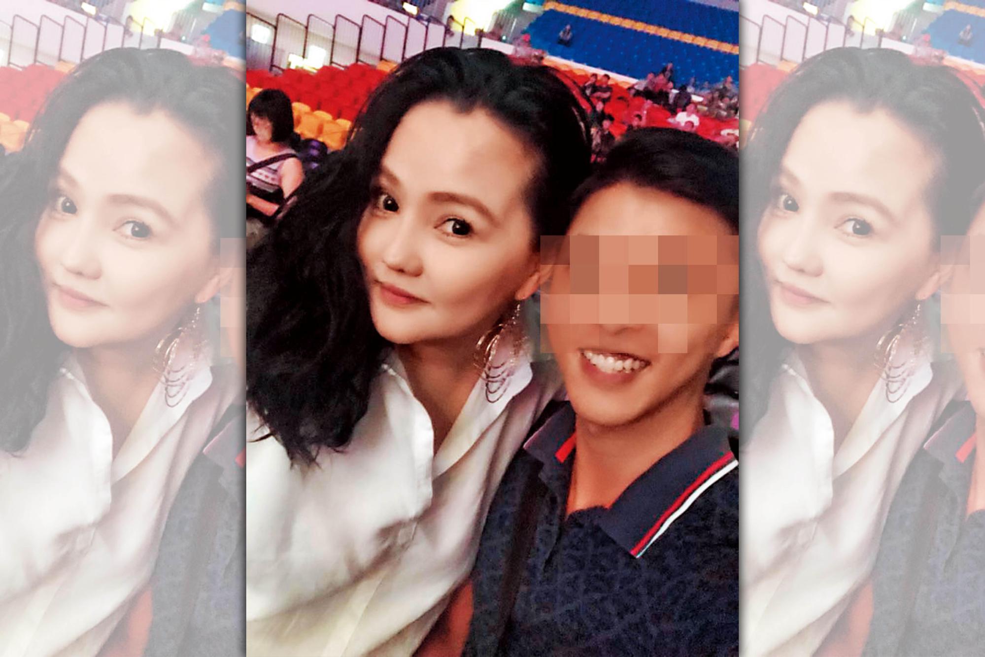 胡嘉嘉（左）爭議頗多，常在臉書秀出她與名人的合照。（翻攝胡嘉嘉臉書）