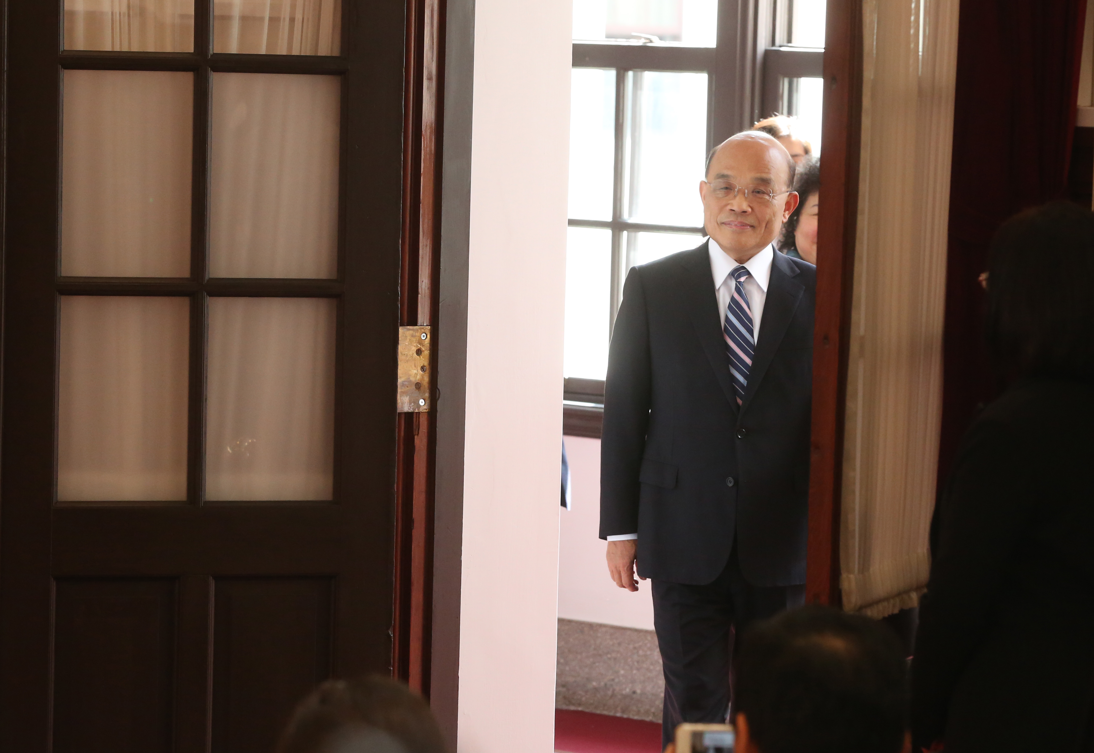 依規定，新任閣揆要在就職後2週內向立院提出施政方針報告，民進黨團目前傾向下個月新會期開議後，再邀蘇貞昌一併報告、備詢。