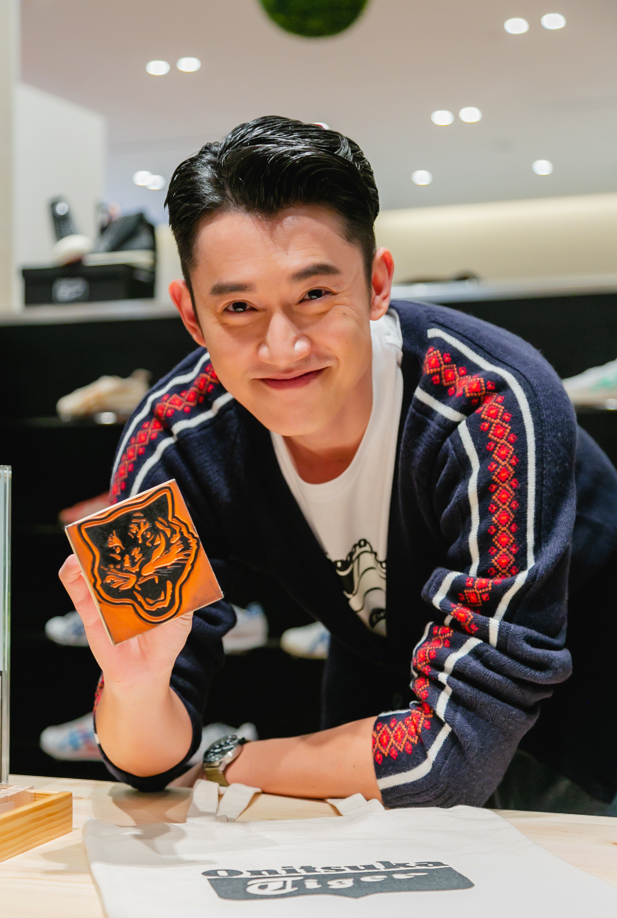 對於自我穿搭很有想法的吳慷仁穿衣服很隨興，喜歡舒服自在，衣服都挑不褪流行款式。（Eurus PR、ASICS Taiwan提供）