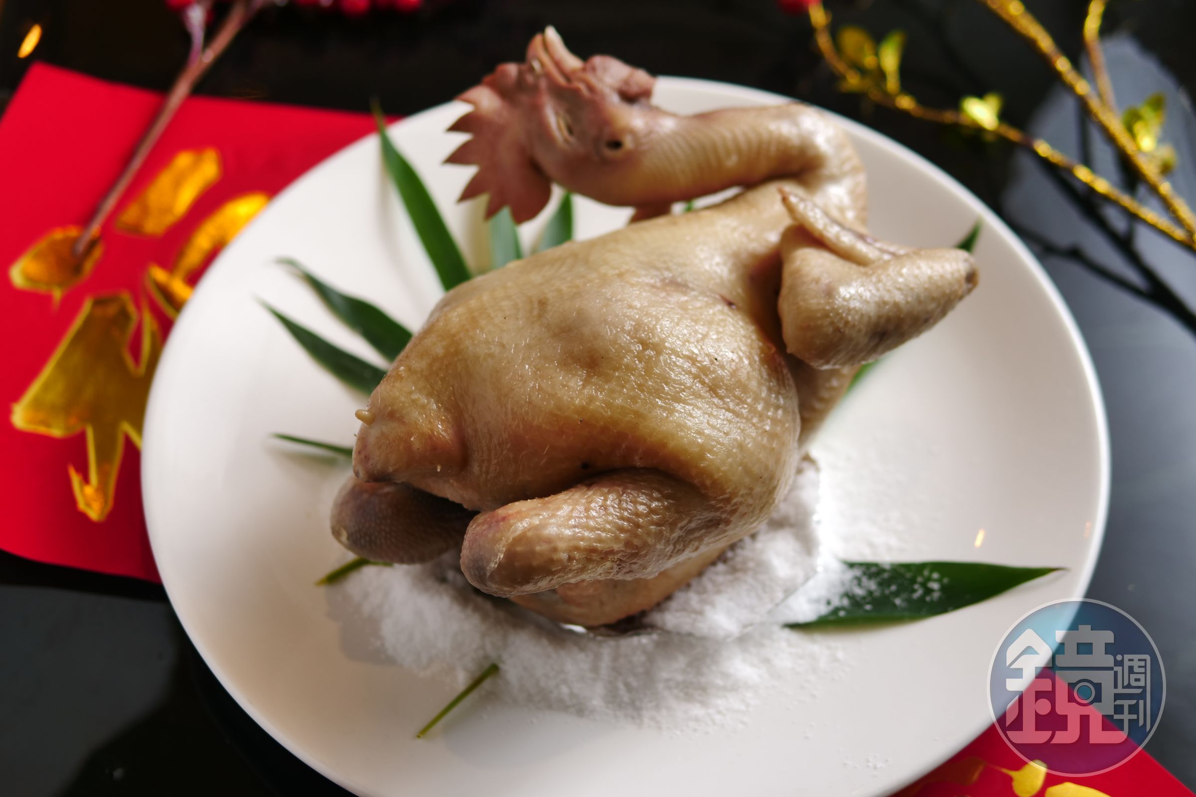 以湖鹽低溫燜煮的「鹽焗桂丁土雞」，皮Q肉潤。（799元／隻）