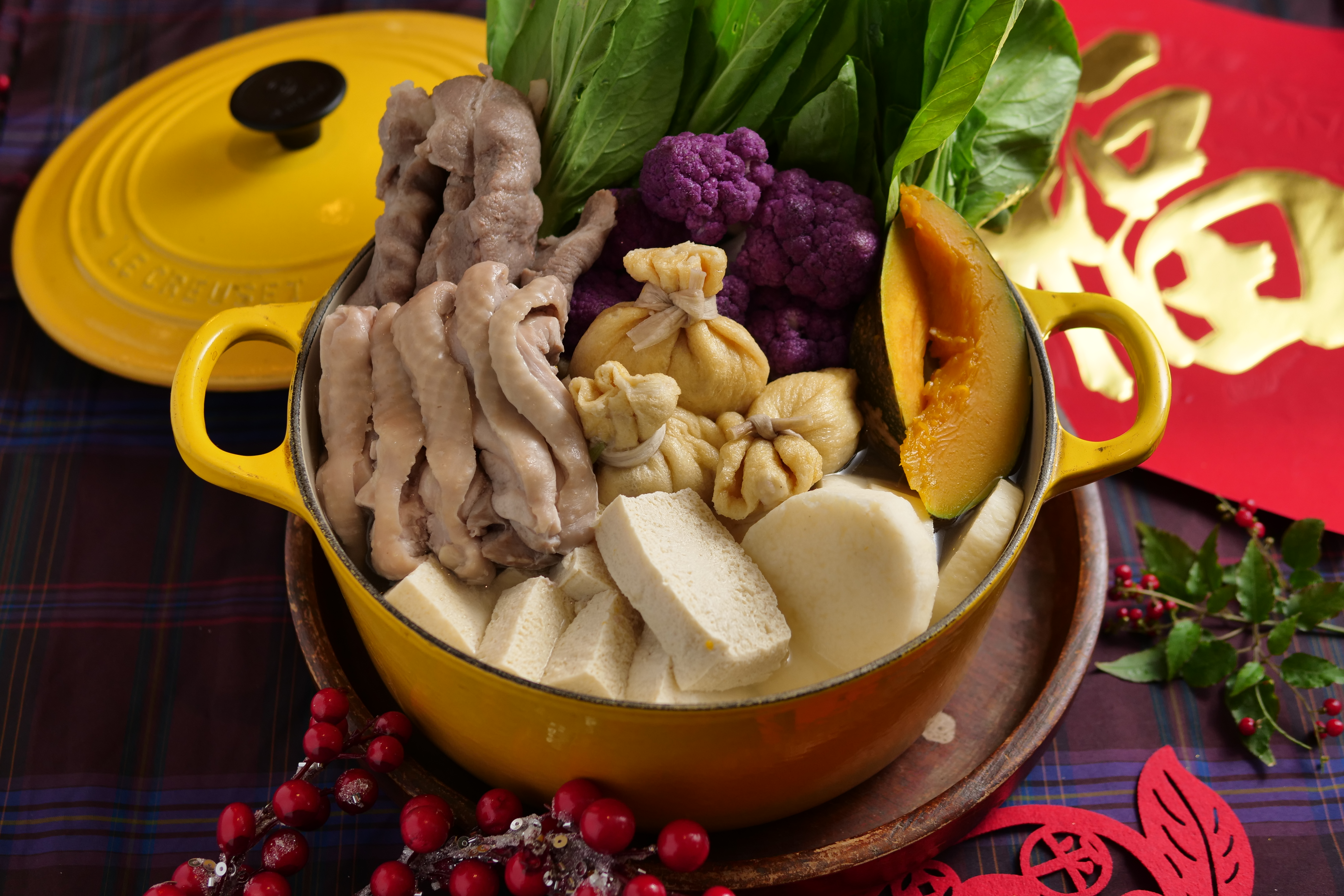 熱騰騰的雞湯火鍋搭配肥腴有重量的白酒，這樣的年菜搭酒安全過關。