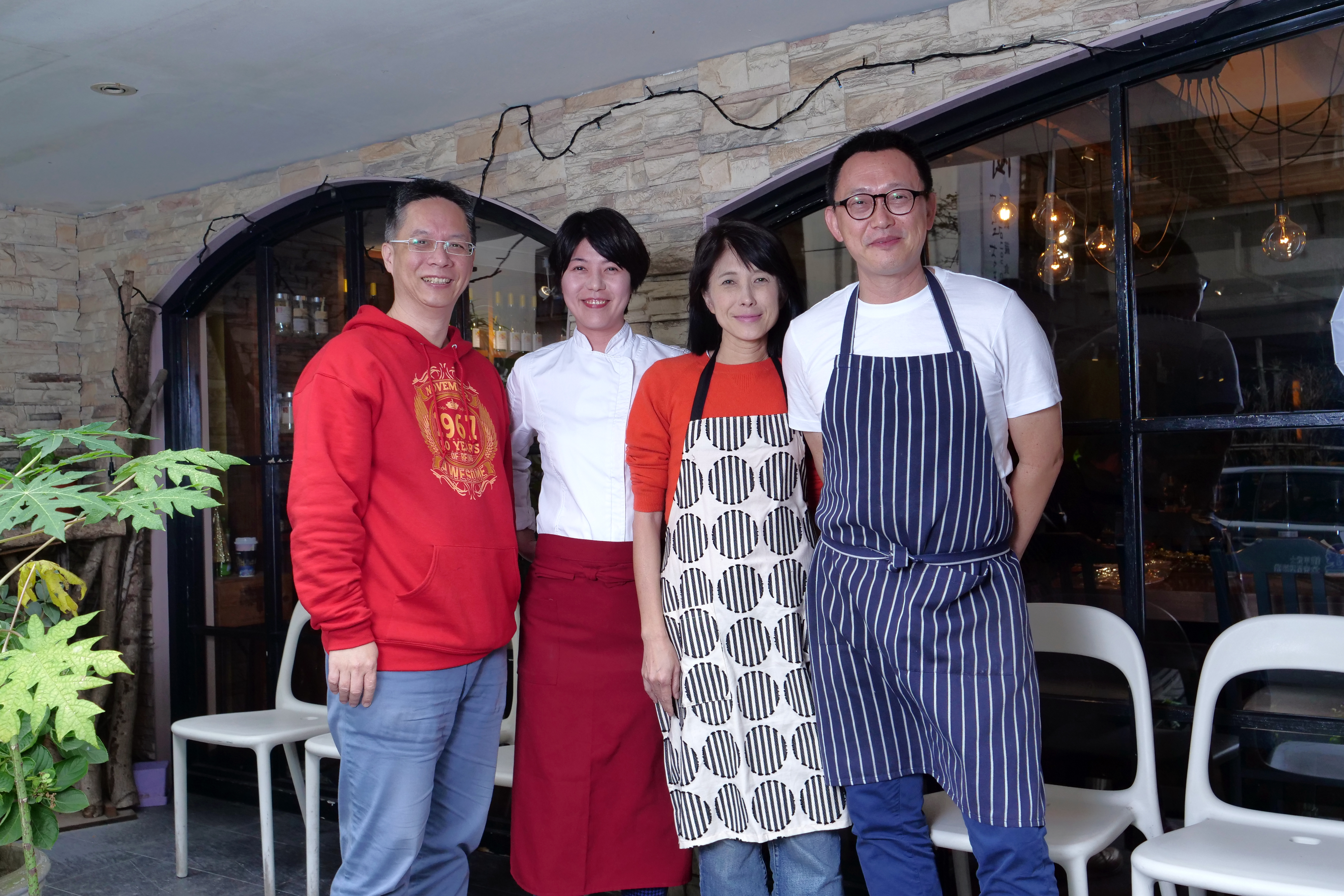 「原味廚房」創辦人鍾坤志、曾在東京餐酒館「kitchen cero」任職的宋伊珊Elisa、作家番紅花（王碧珠）及義式料理「Solo Pasta」主廚王嘉平（左起），聯手研發外帶年菜。