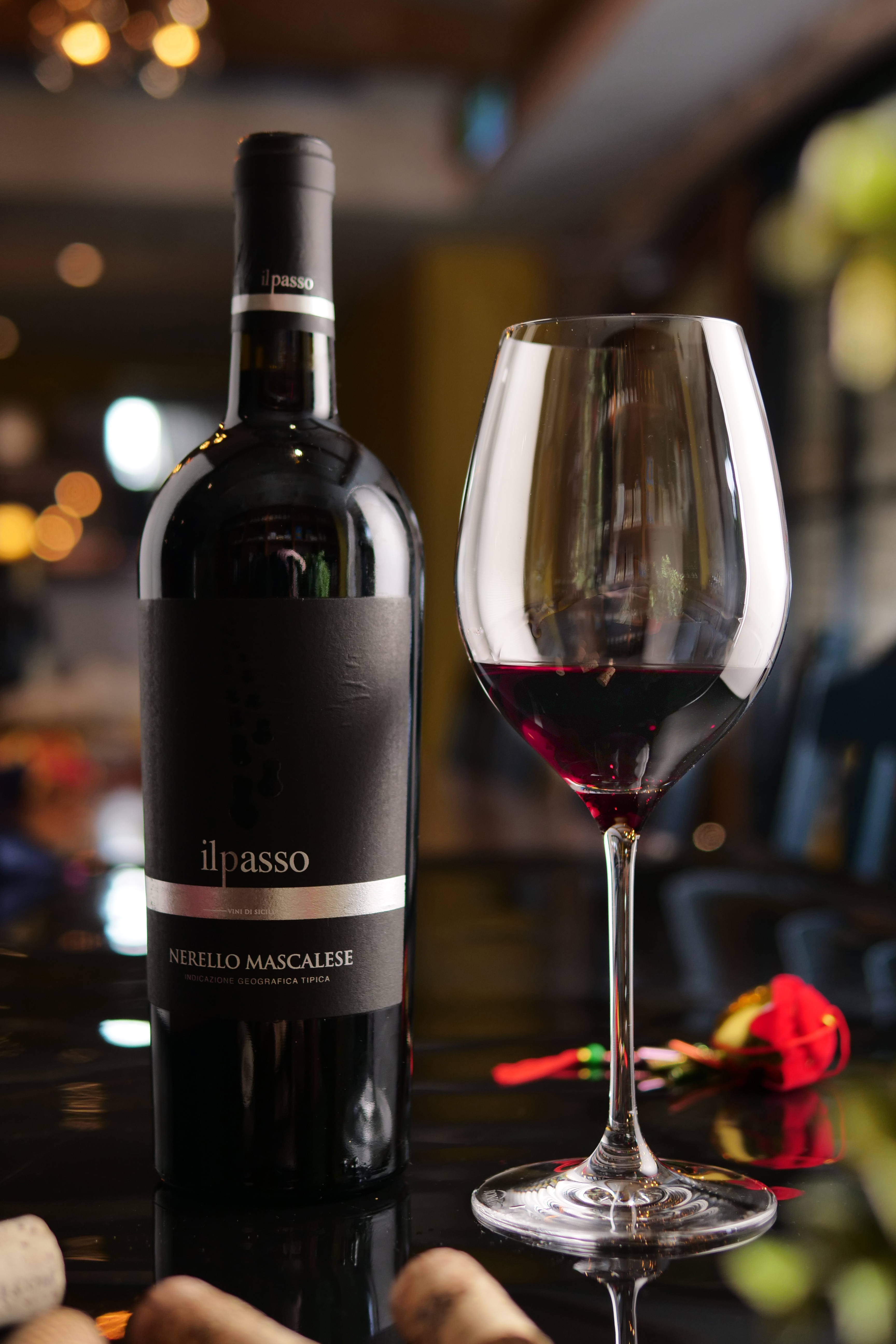 圓潤甜美的「Terre Siciliane, Nerello Mascalese, Italy, Sicilia, 2017」帶胡椒香氣，適宜搭配有醬油調味的中菜。（雅月，980元／瓶）