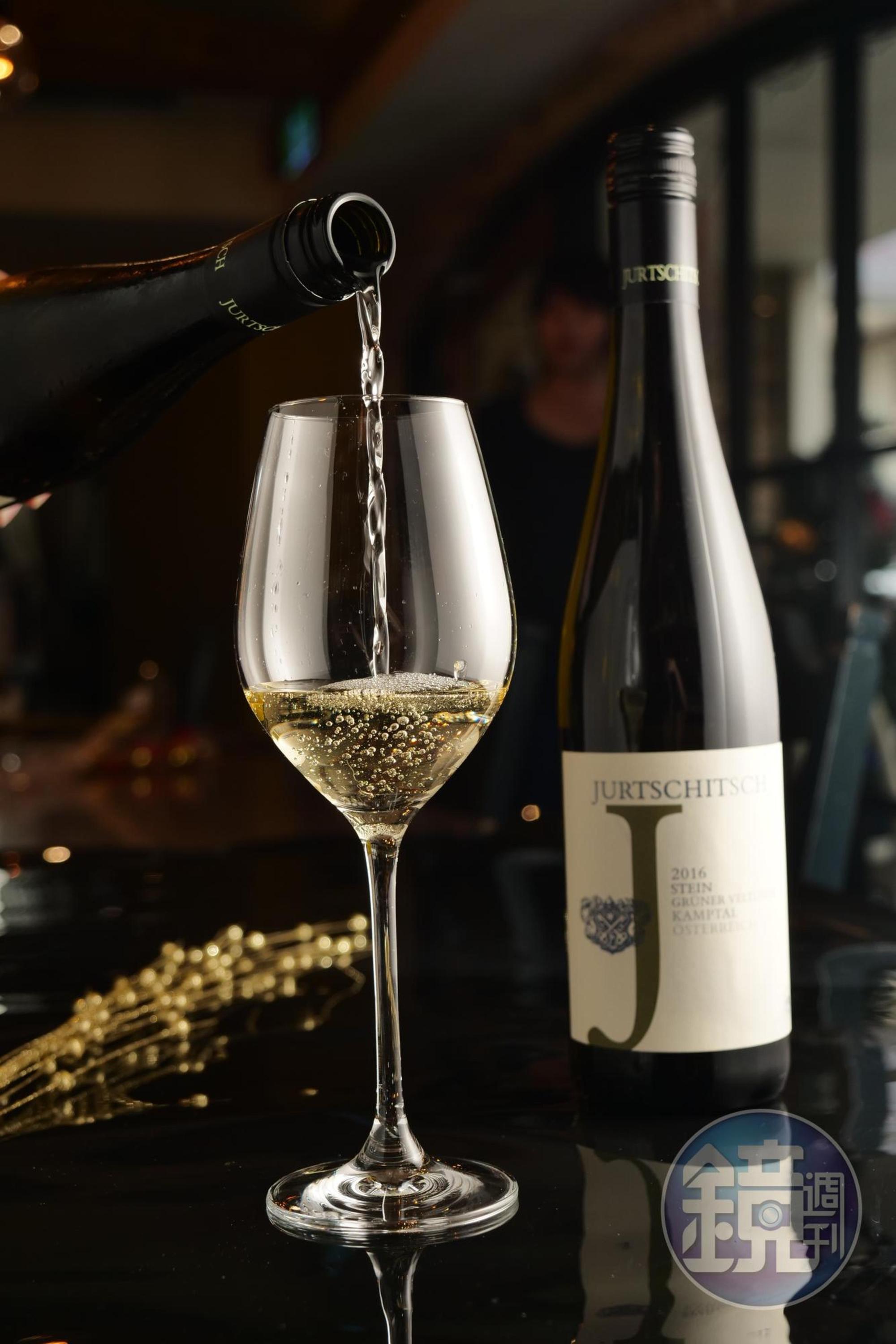 有重量的白酒「Jurtschitsch, Gruner Veltliner, Austria, Kamptal, 2016」，帶有芳香鮮活的酸度。（捷孚，1,000元／瓶）