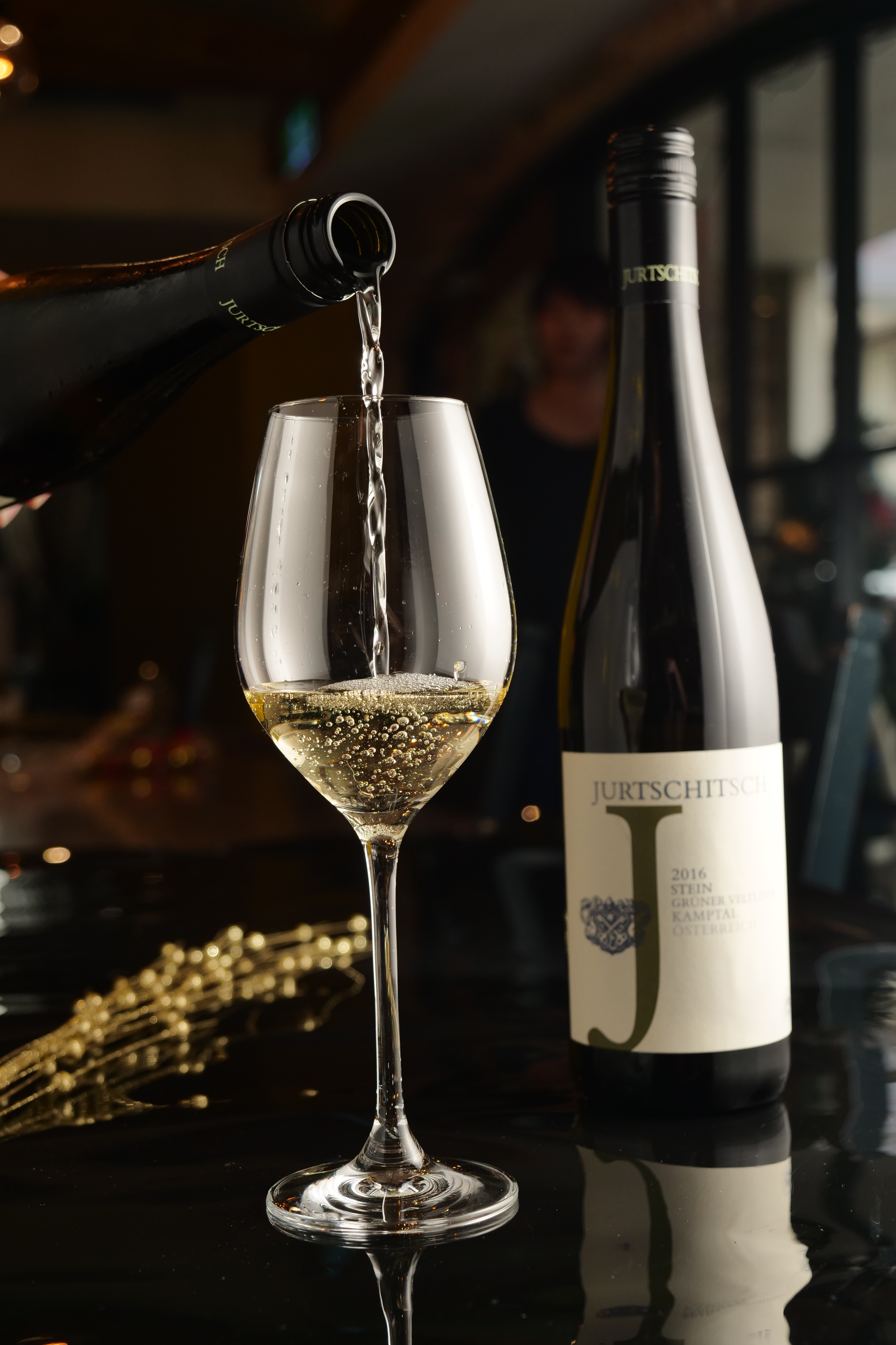 有重量的白酒「Jurtschitsch, Gruner Veltliner, Austria, Kamptal, 2016」，帶有芳香鮮活的酸度。（捷孚，1,000元／瓶）
