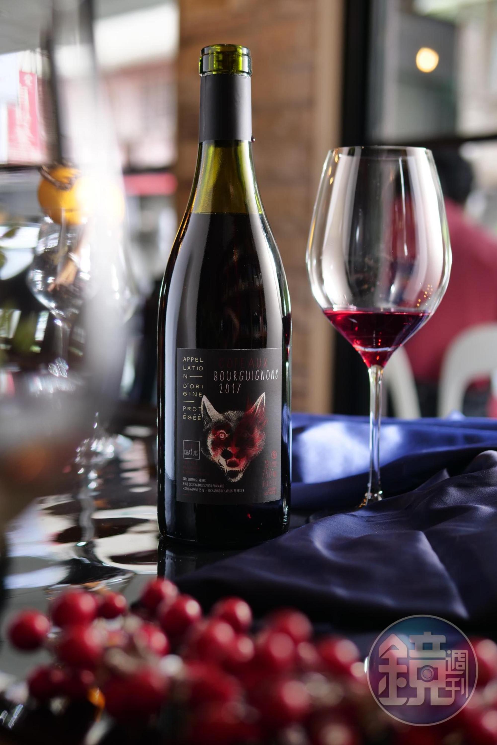 有深秋森林氣質的「Chapuis＆Chapuis, Gamay Blend, France, Burgundy, 2017」，帶木質香氣。（歐孚，1,200元／瓶）
