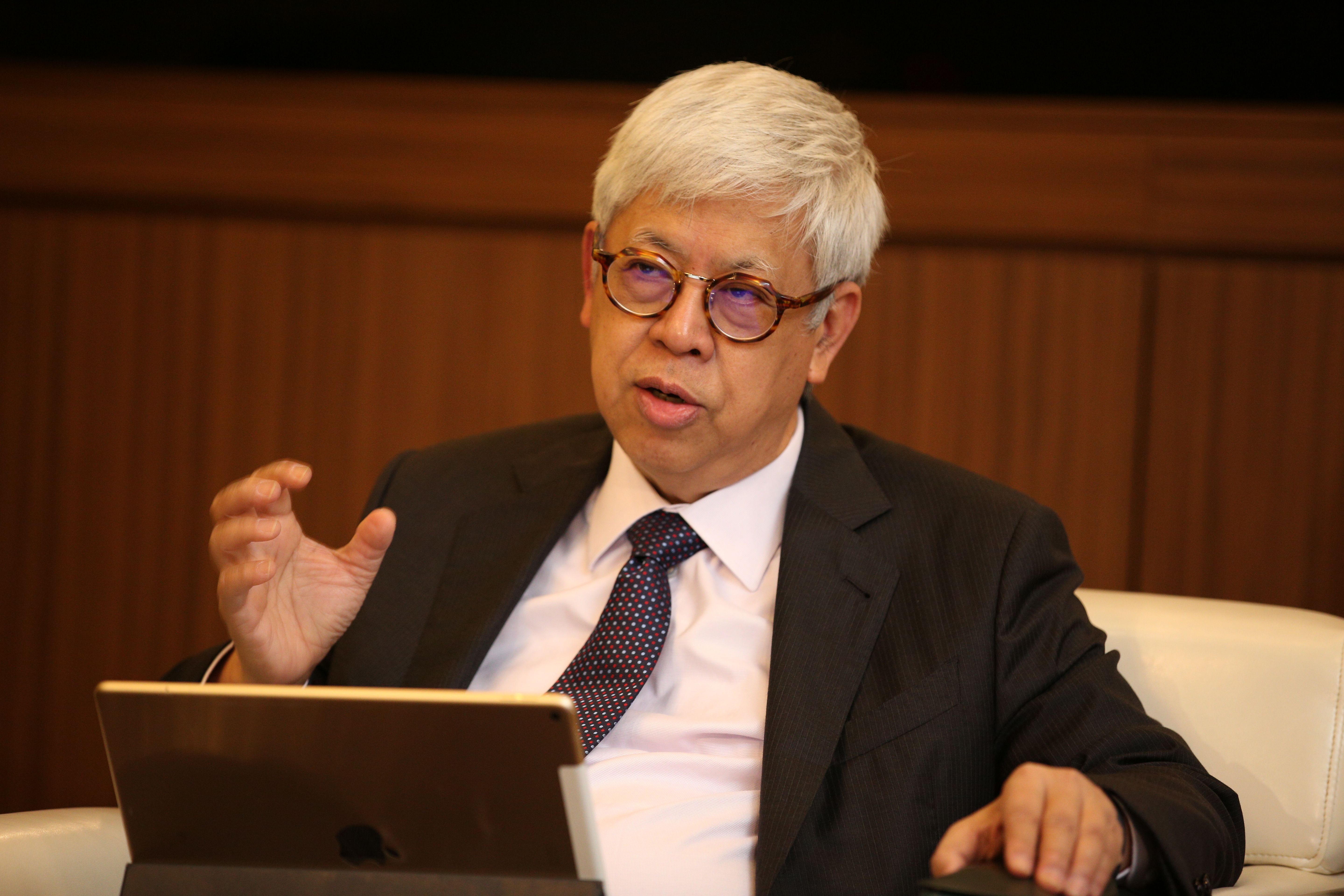 英業達董事長卓桐華在尾牙會前舉行記者會，面對中美貿易戰的議題，表示不可能放棄在中國的生產基地。