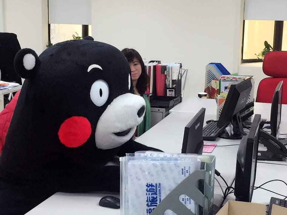 知名的日本九州熊本縣吉祥物熊本熊來台時，曾到五福高雄總部客串一日員工。 （五福旅行社提供）